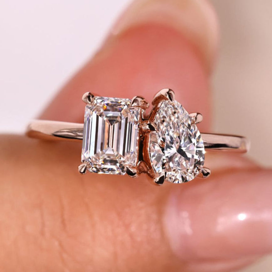 Elegant toi et moi engagement ring with a modern design and brilliant details.
