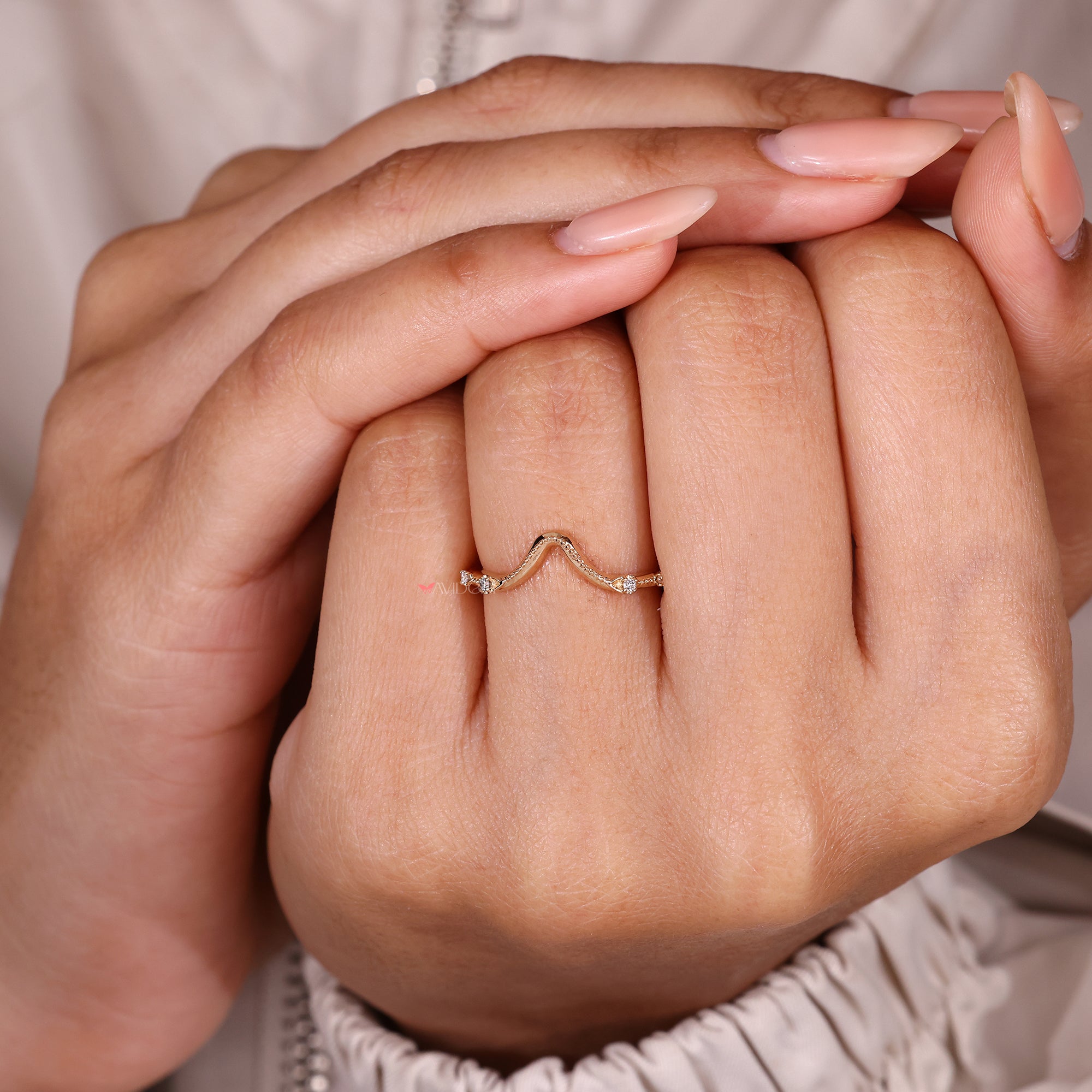 Elegant curved diamond band with milgrain edge.
