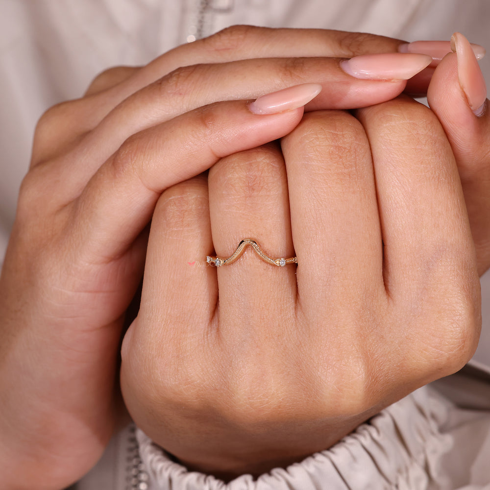 Elegant curved diamond band with milgrain edge.
