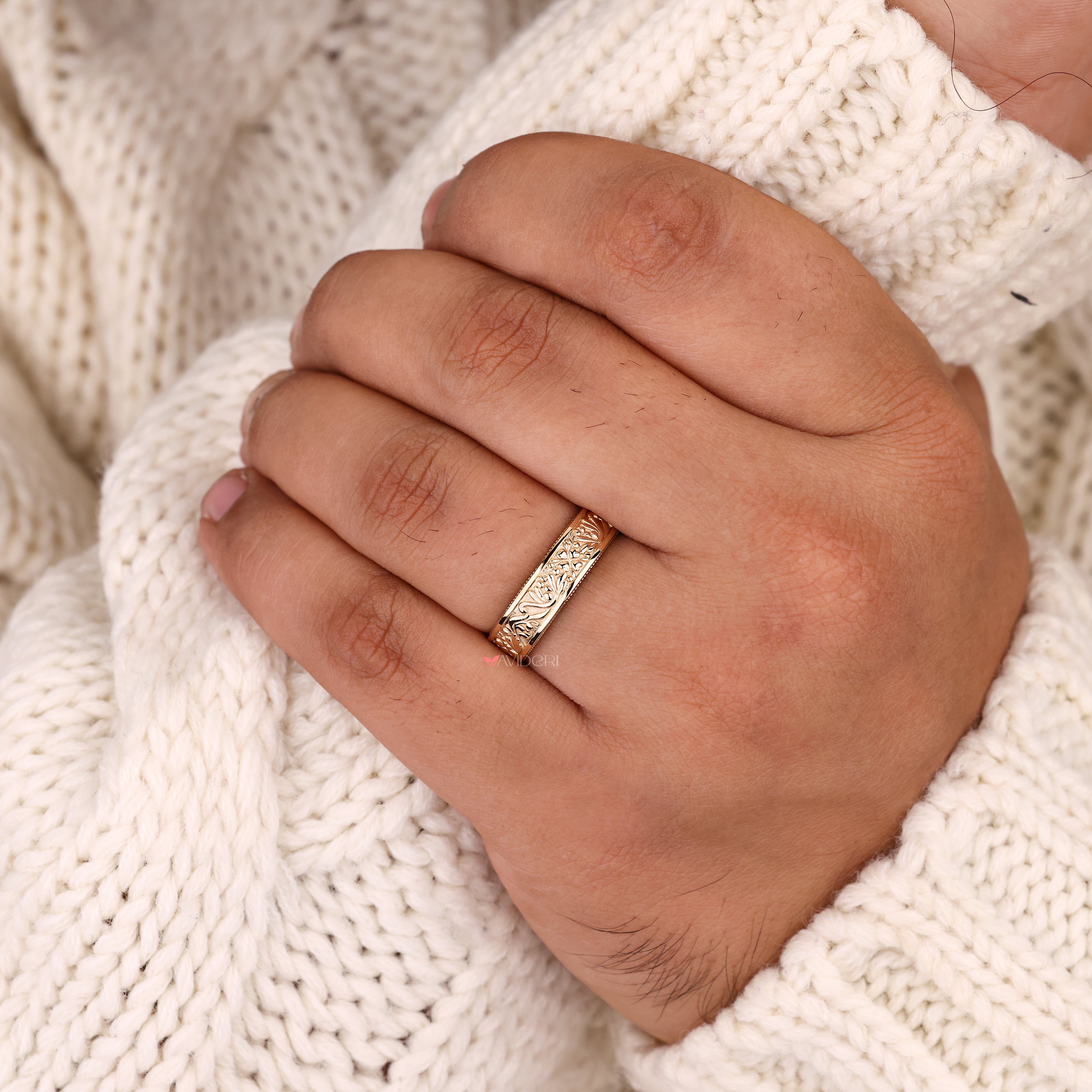 Art deco ring with eternity filigree detail.
