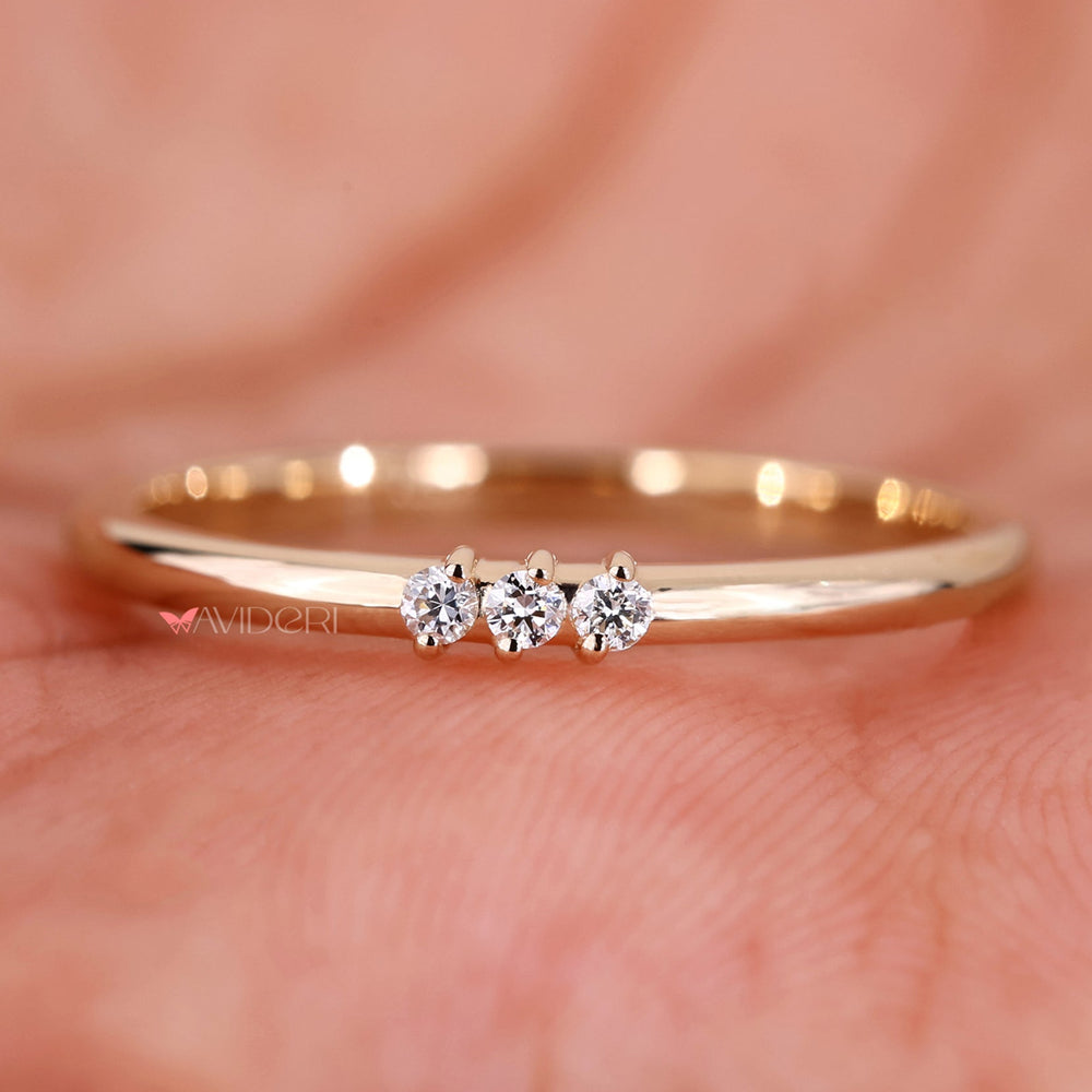 Round diamond band in a sleek, classic setting.
