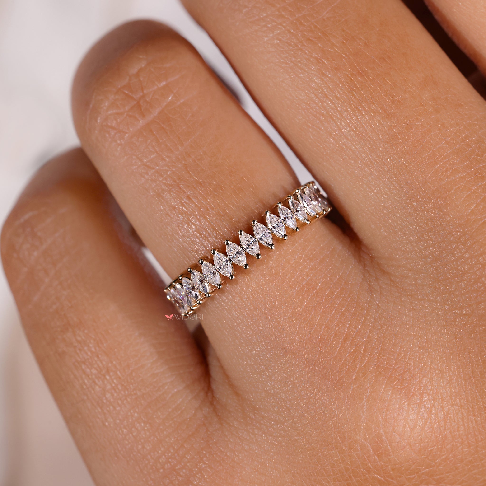 Marquise eternity band in yellow gold with continuous sparkle.
