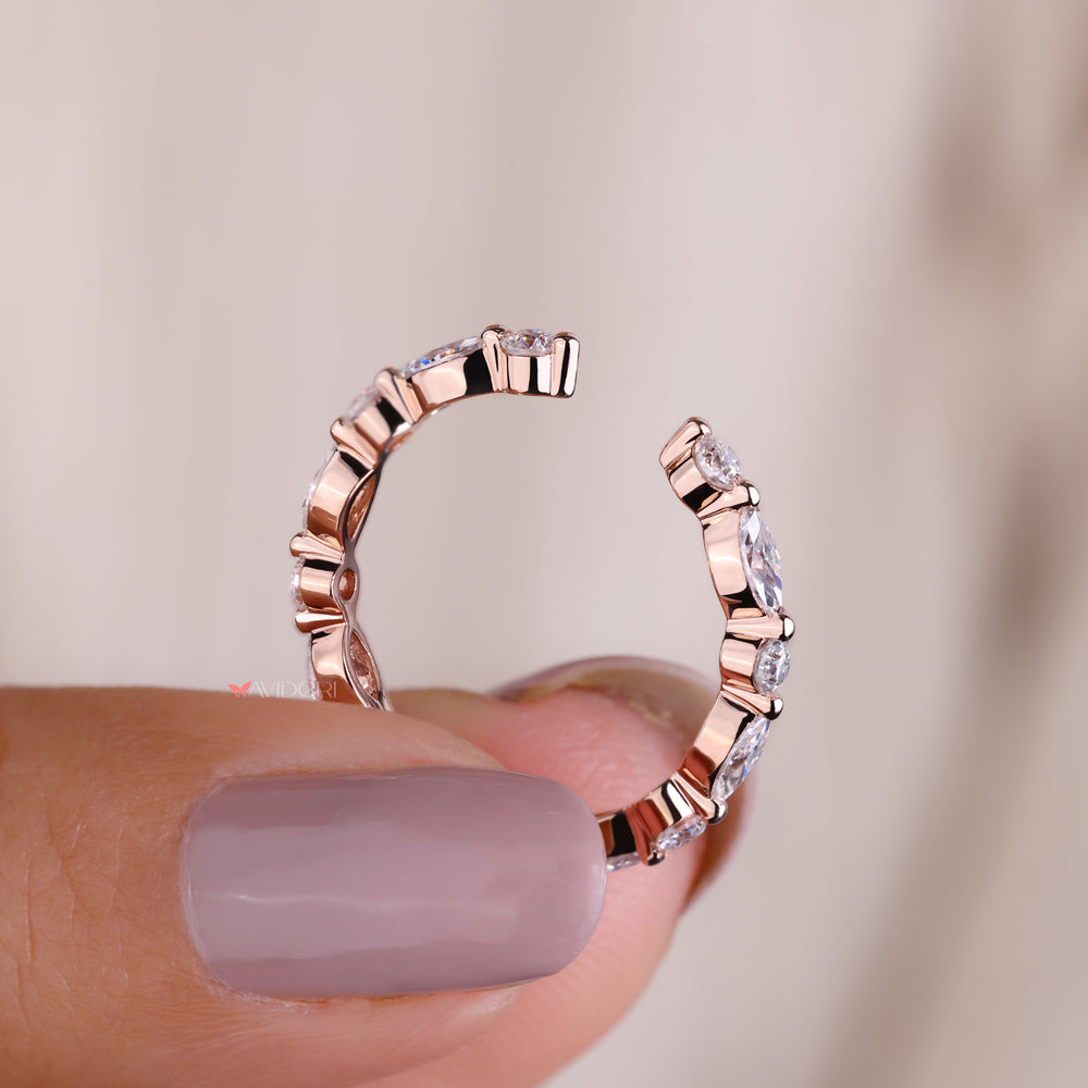 Simple wedding band in yellow gold with a smooth surface.
