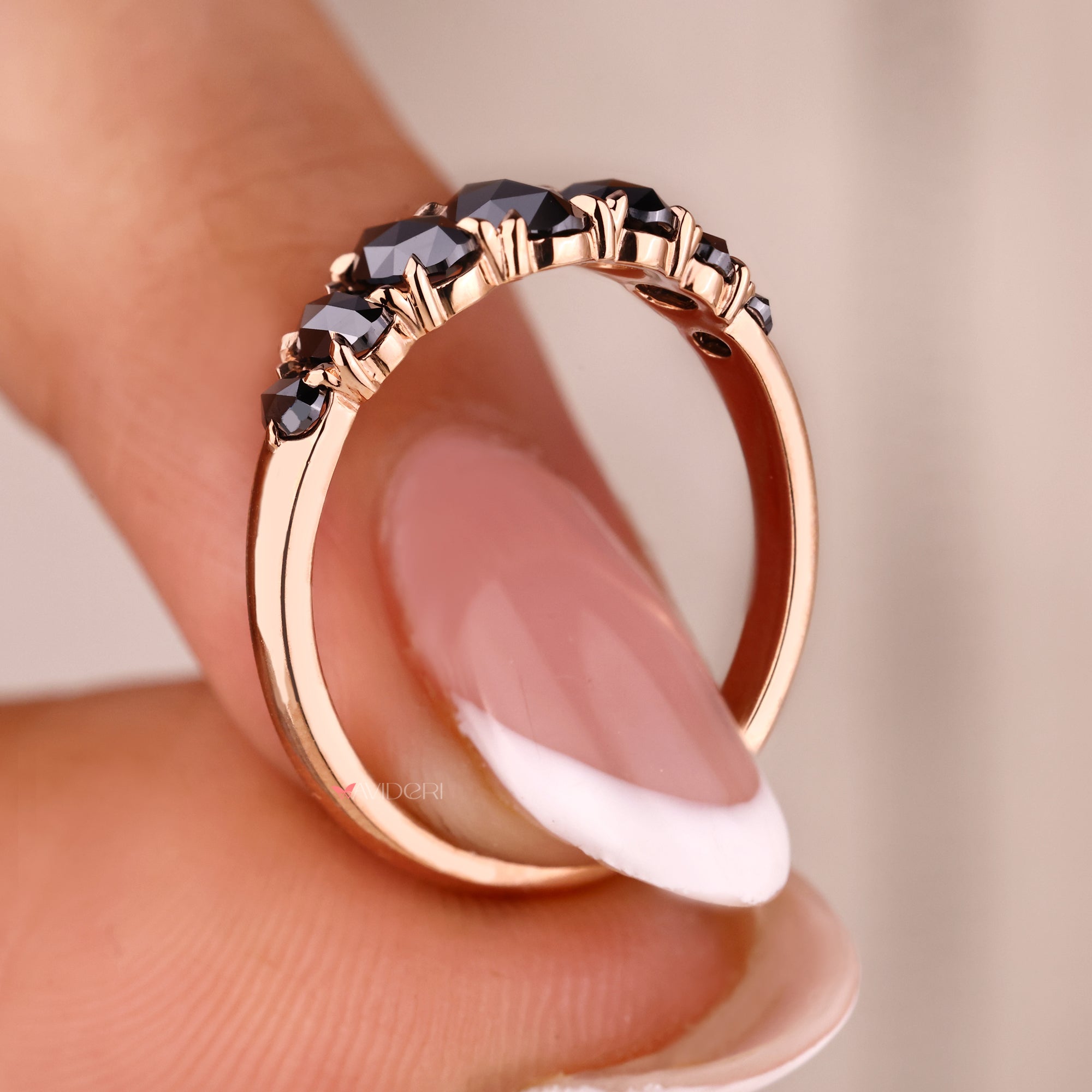 Tapered shank setting on claw prong setting.