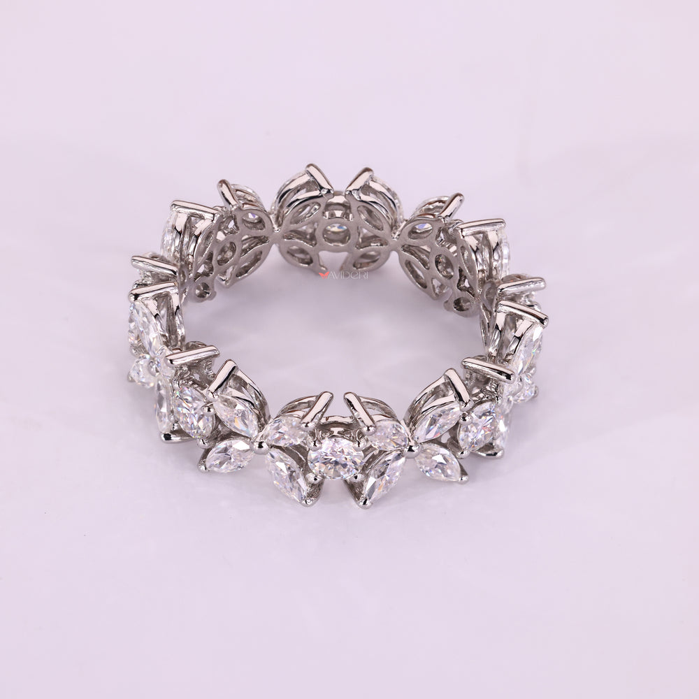 The white gold wedding band gives a smooth, polished finish.