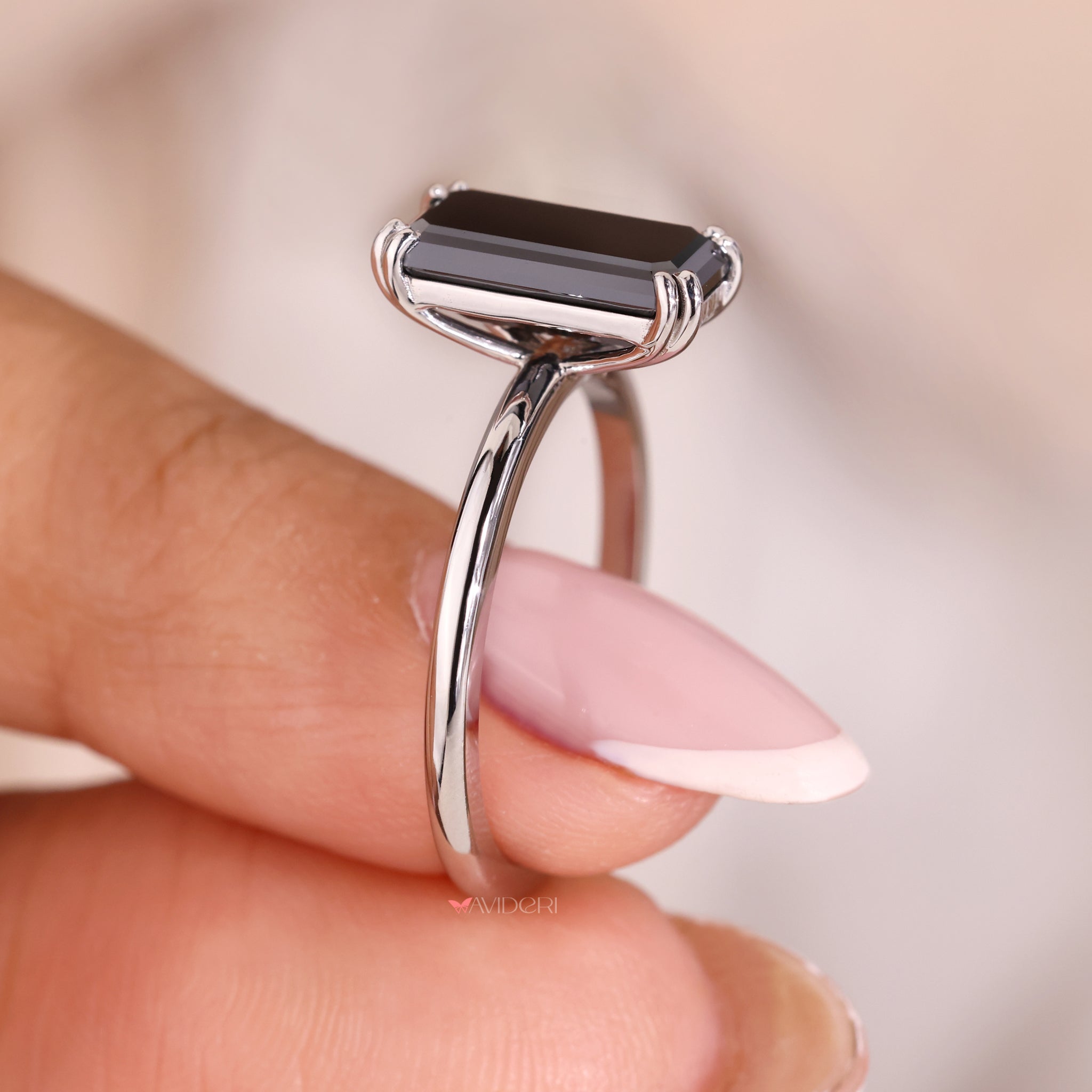 White gold ring with a handcrafted touch and brilliant shine
