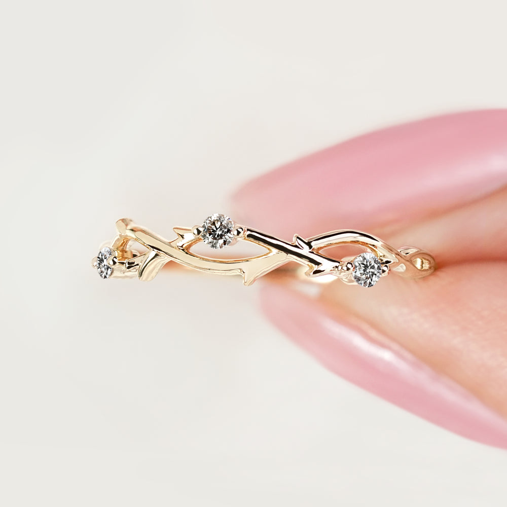 Twisted band with round diamond accents and leaf details
