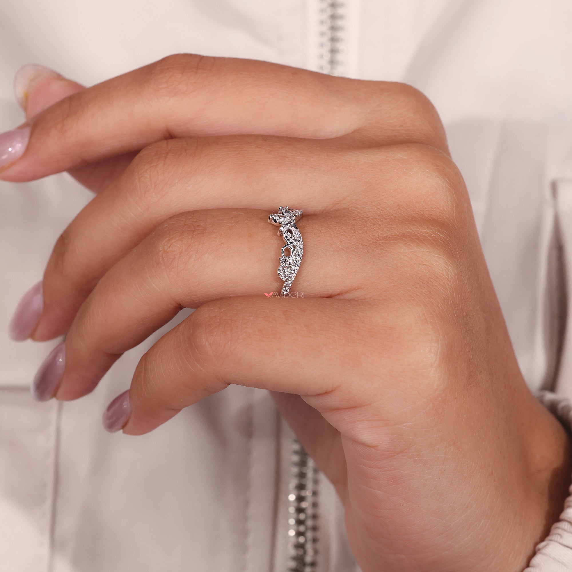 Chevron band with diamonds, designed to create a V-shaped silhouette.