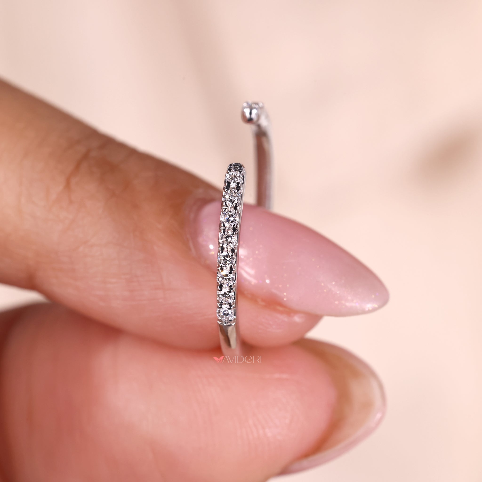 Half eternity band with IGI certified diamonds.
