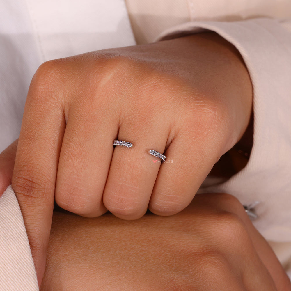 Avideri band, round cut, white gold.
