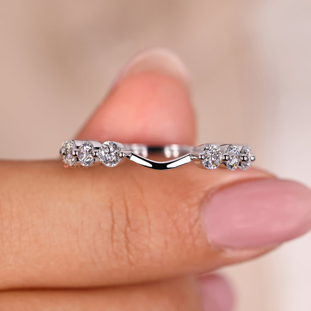Shared prong wedding band showcasing brilliant diamonds.
