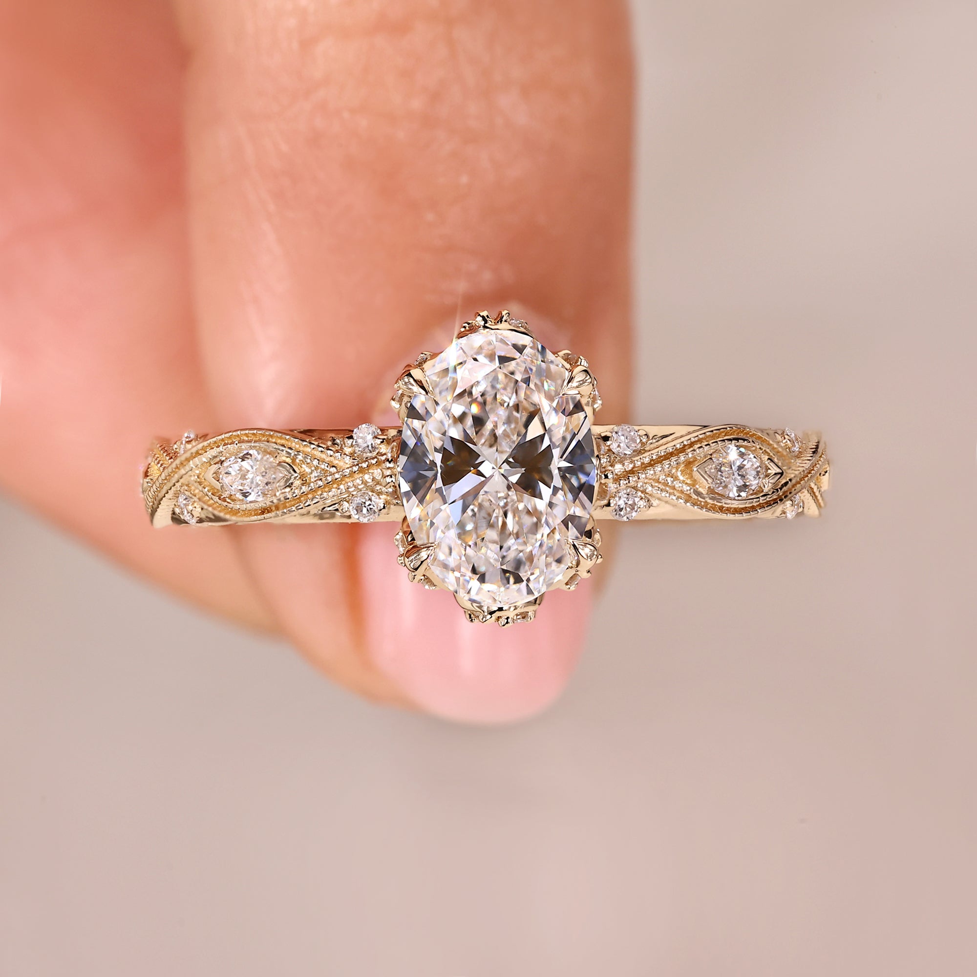 Vintage engagement ring made in yellow gold with IGI certified Lab Grown Diamond.