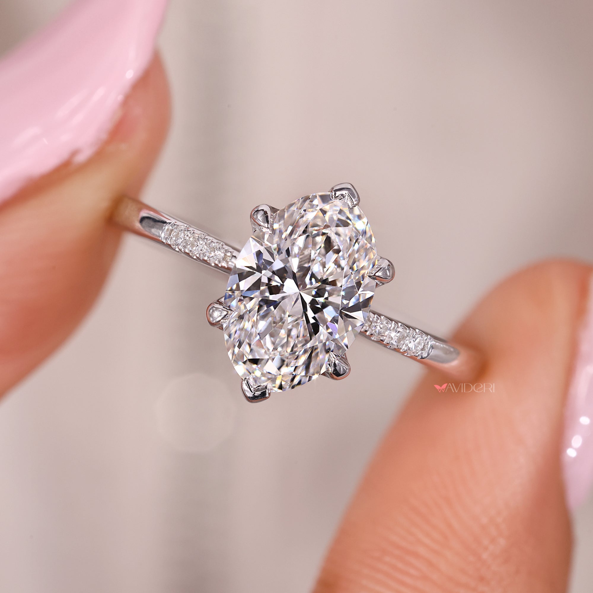 Oval center diamond with tapered shank setting.