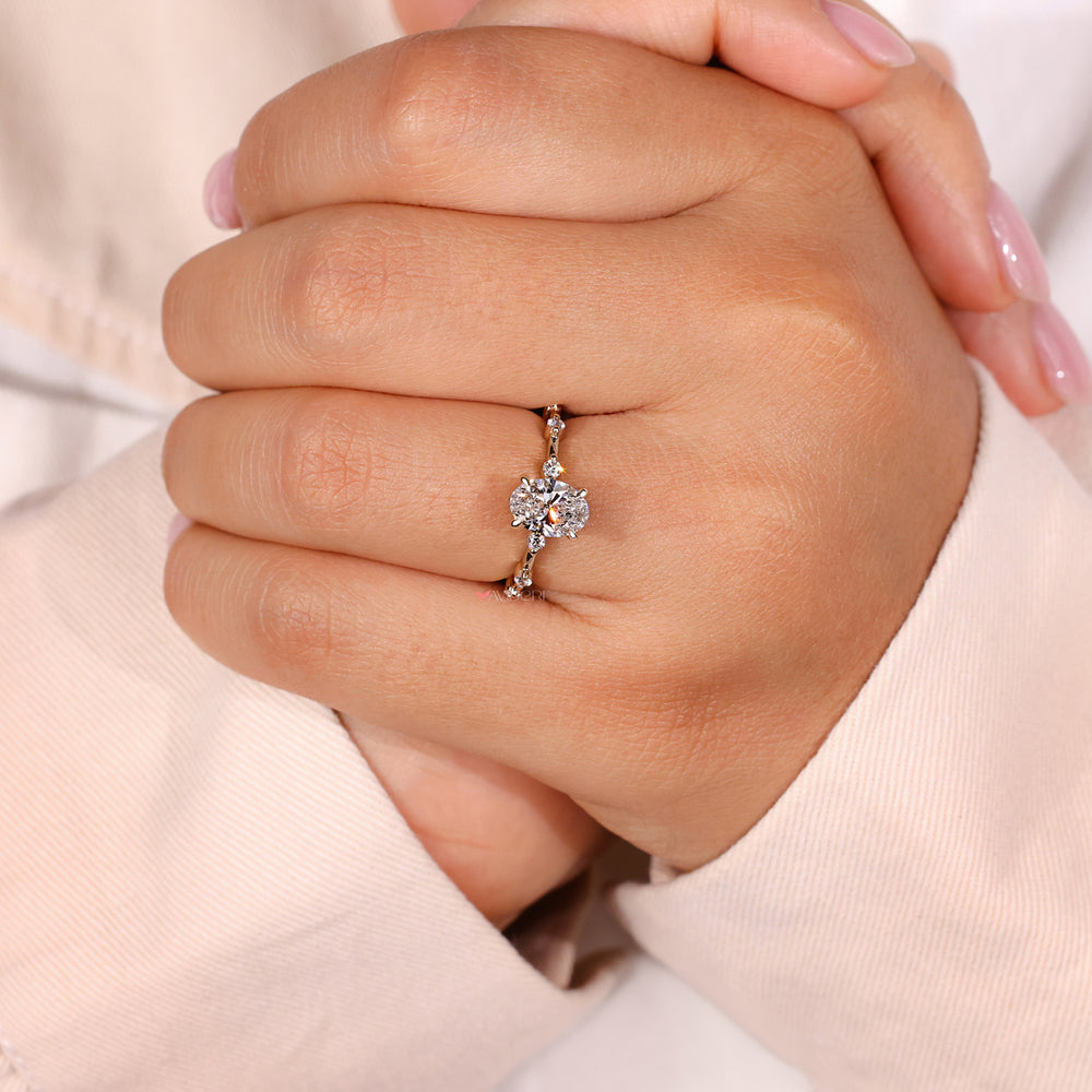 Oval ring with side stones combined with a distance pave ring for a contemporary and timeless look.
