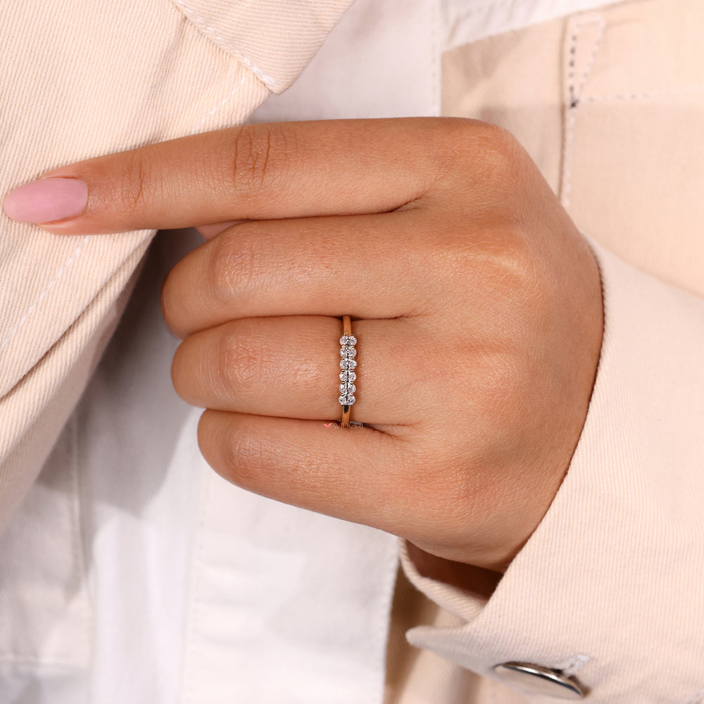 6 stone wedding band with diamonds set in a row.
