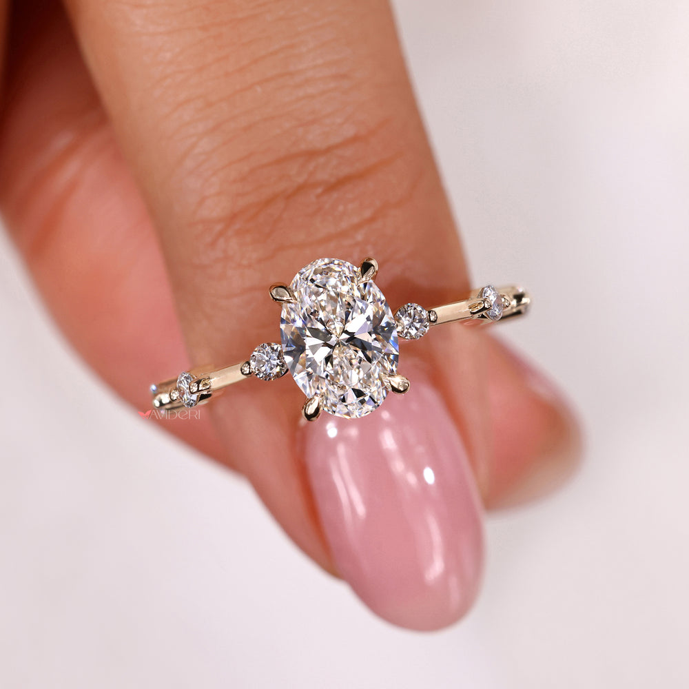 Oval ring with side stones combined with a distance pave ring for a contemporary and timeless look.
