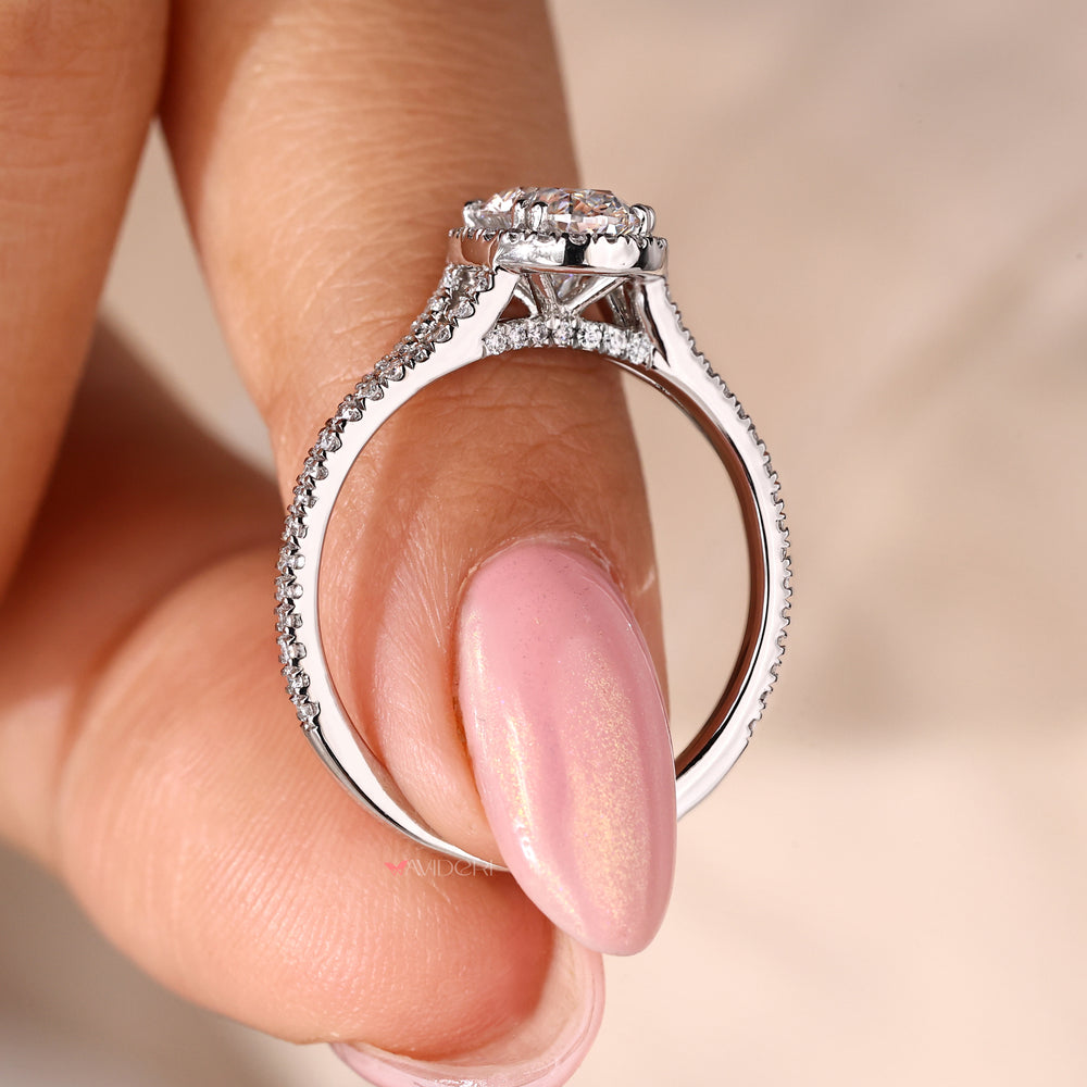 White gold wedding ring with an Oval diamond ring for timeless beauty.
