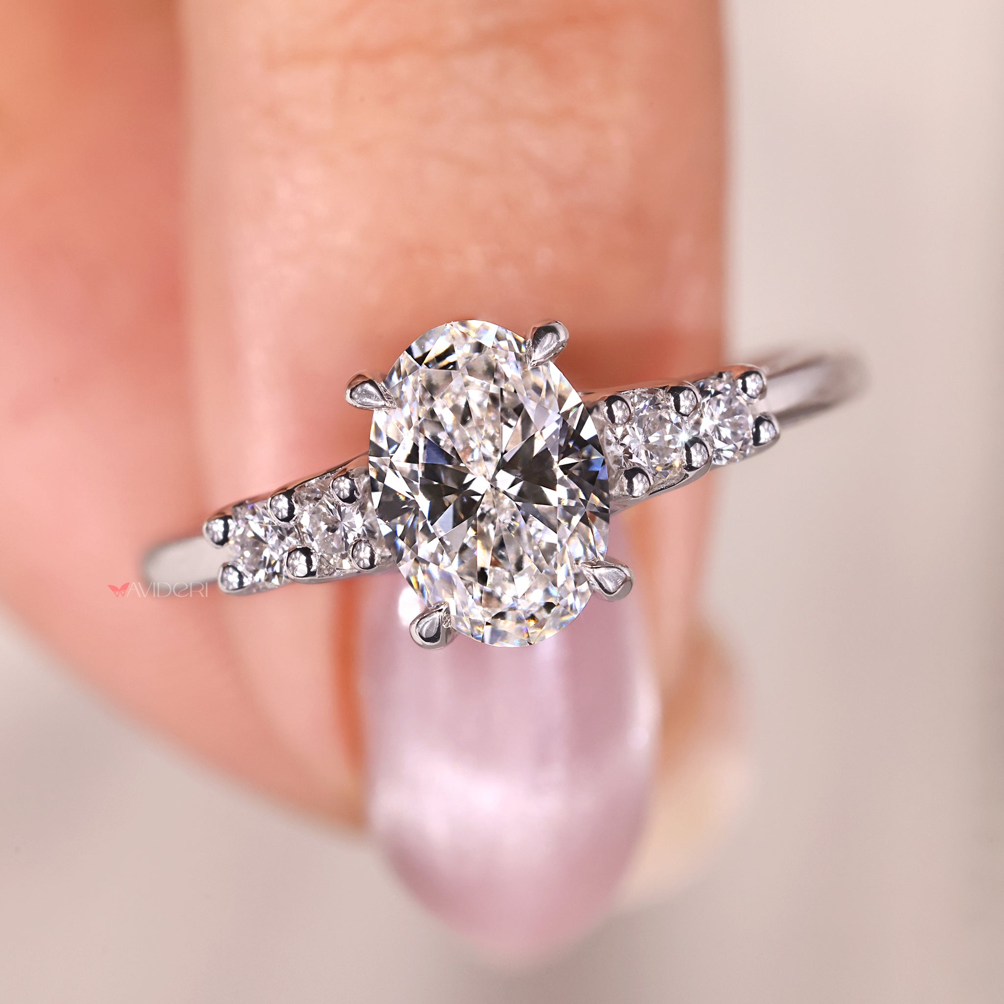 Leaf accent ring blends nature-inspired detail with traditional five stone arrangement.
