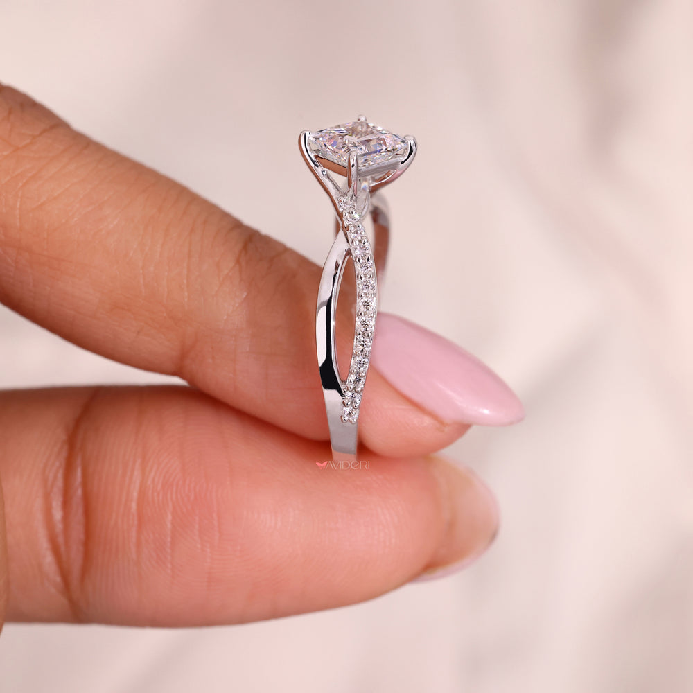 Twisted band engagement ring featuring a princess ring in IGI certified quality.
