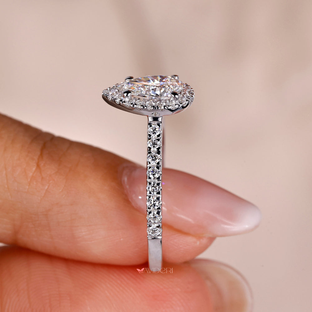 Beautiful ring with prongs that highlight the diamond’s brilliance.
