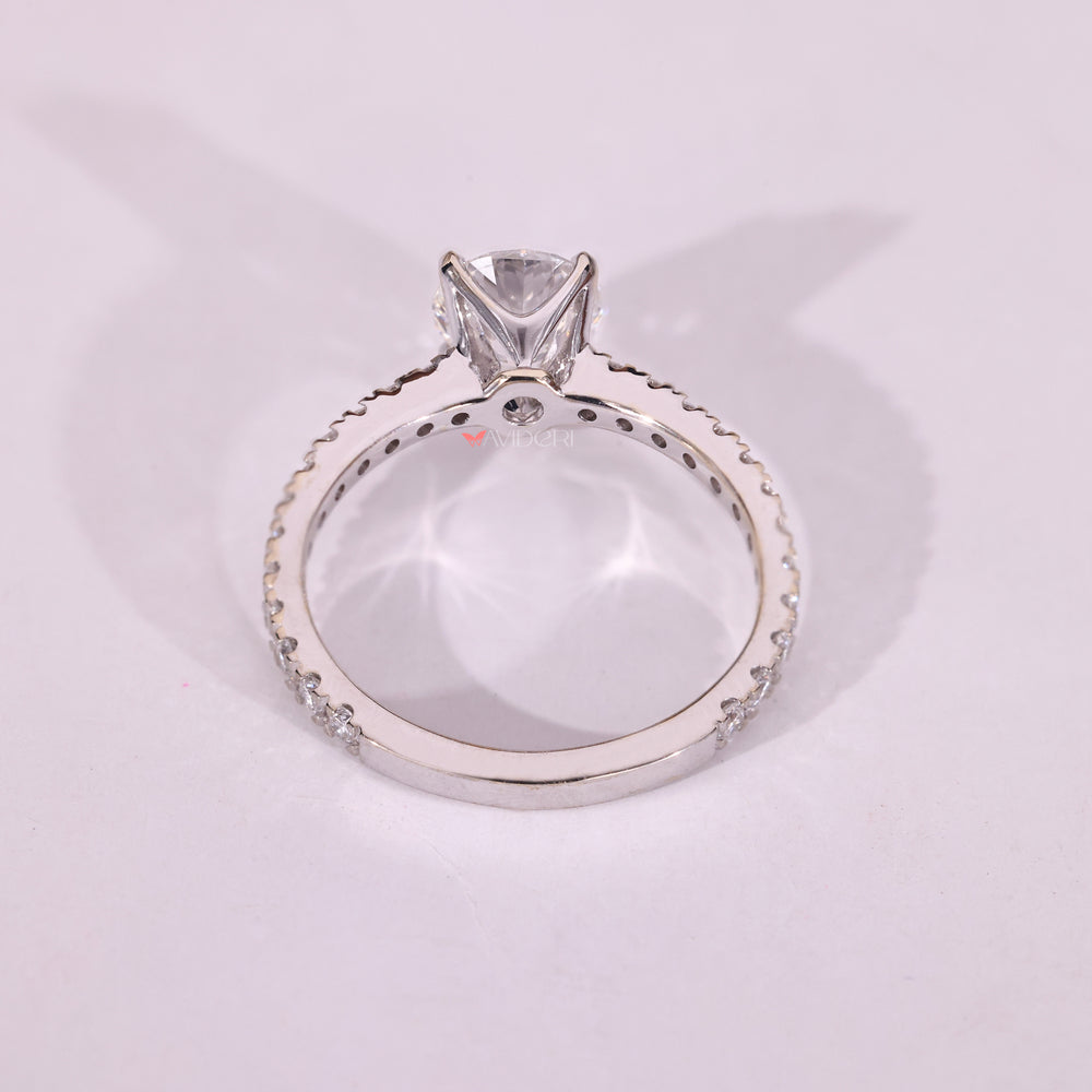Four tab prong setting for a round diamond ring, ensuring a secure fit.
