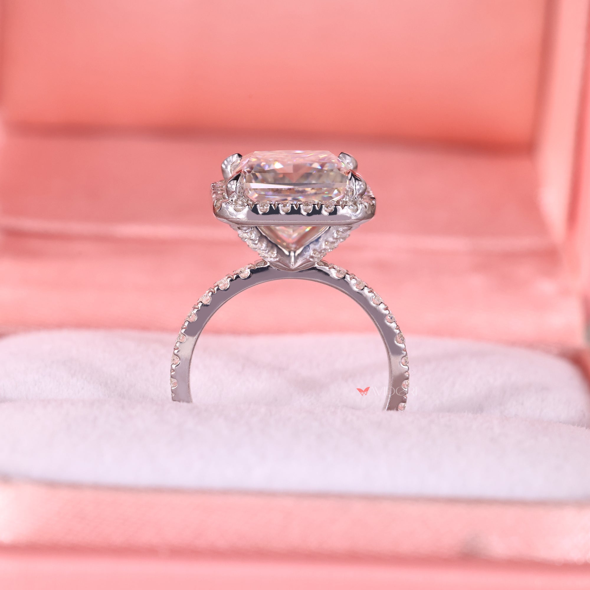 Avideri engagement ring in white gold engagement ring.