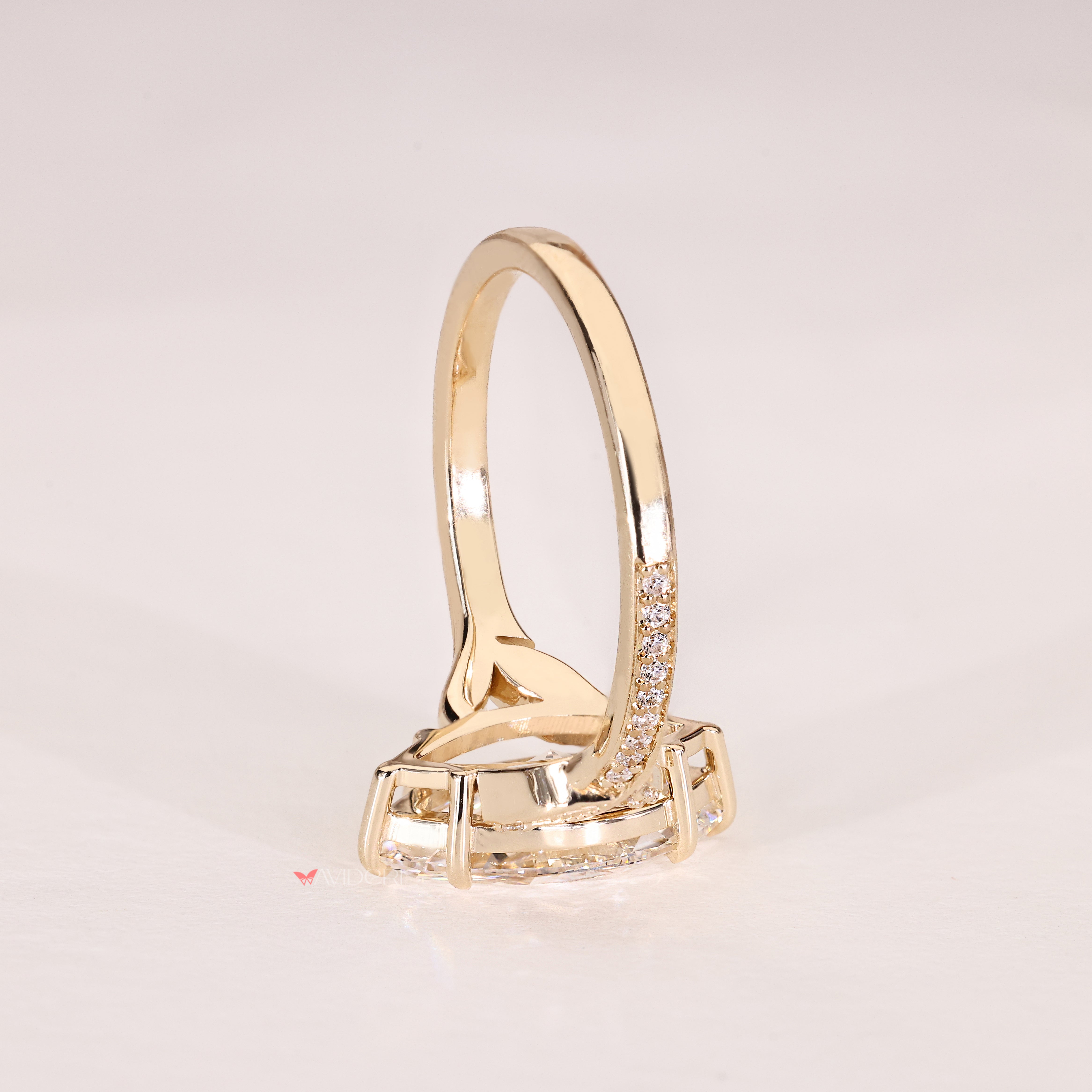 Art Deco diamond ring with split leaf shank details
