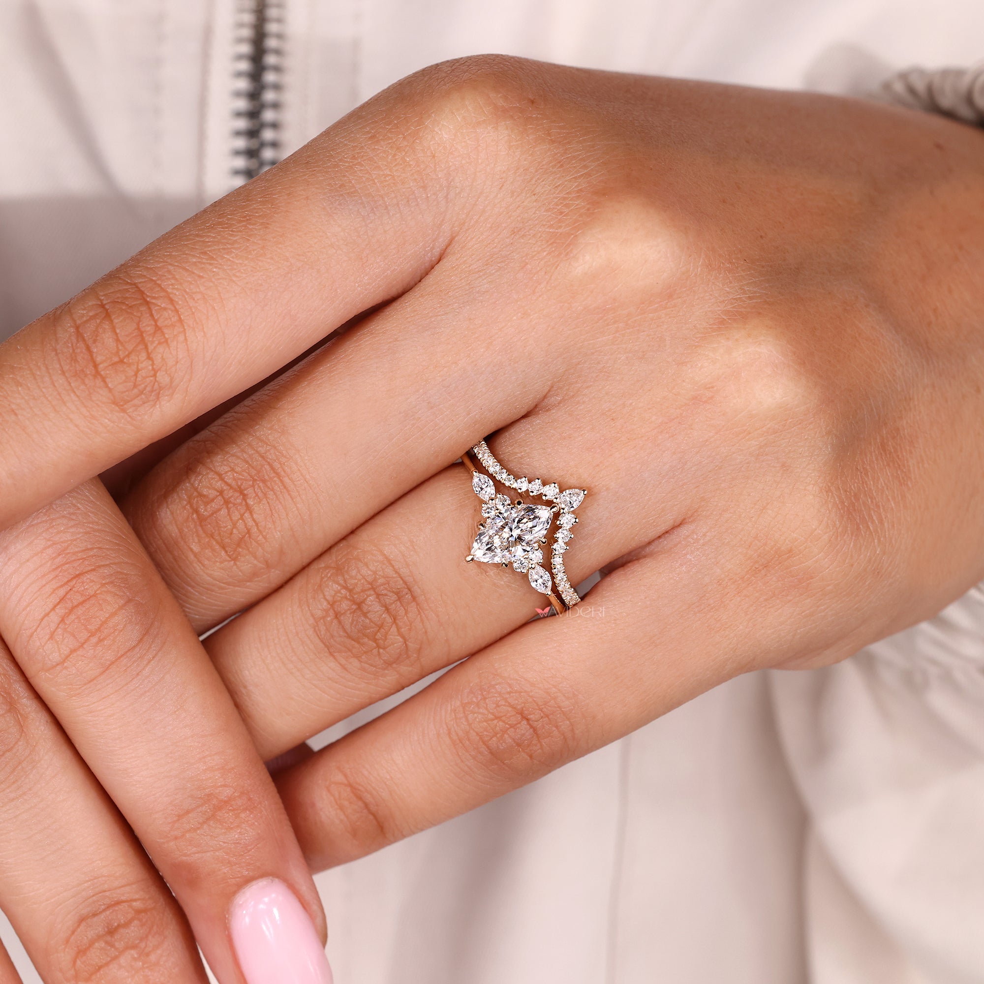 Seven stone diamond ring in yellow gold.