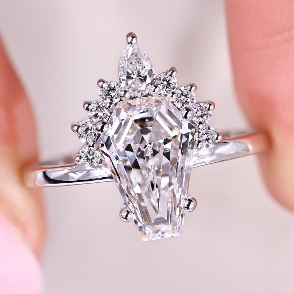 Avideri ring with round diamond halo style.