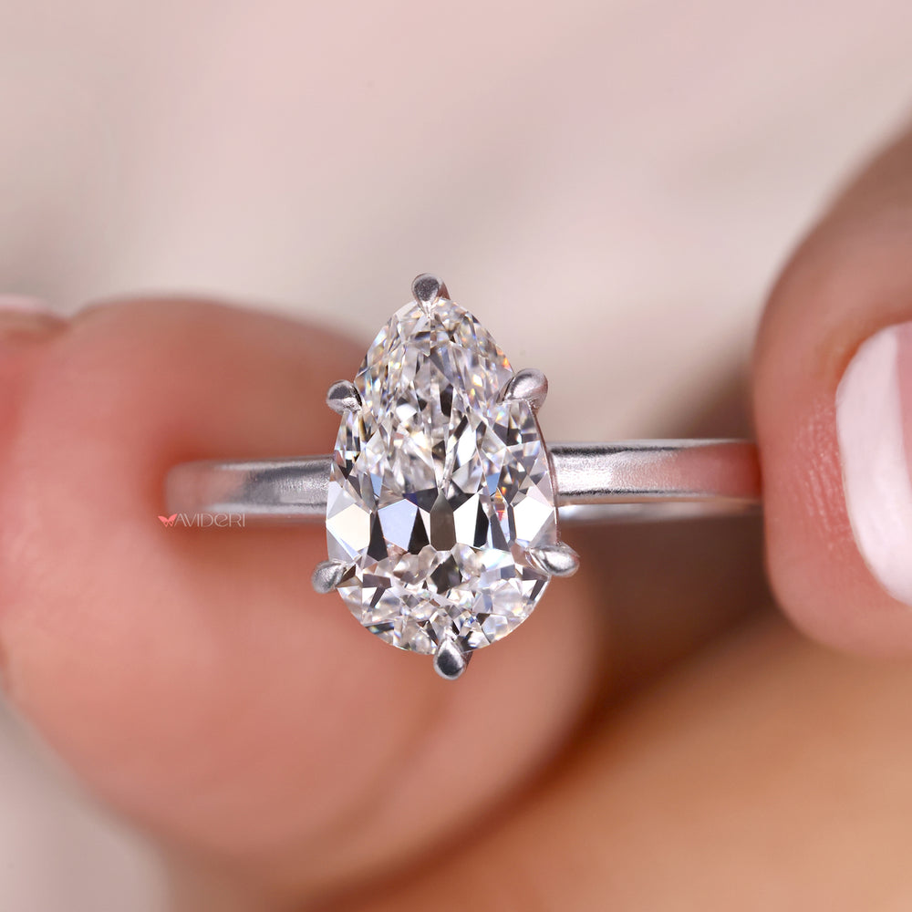 Solitaire engagement ring with a dazzling pear shaped diamond.
