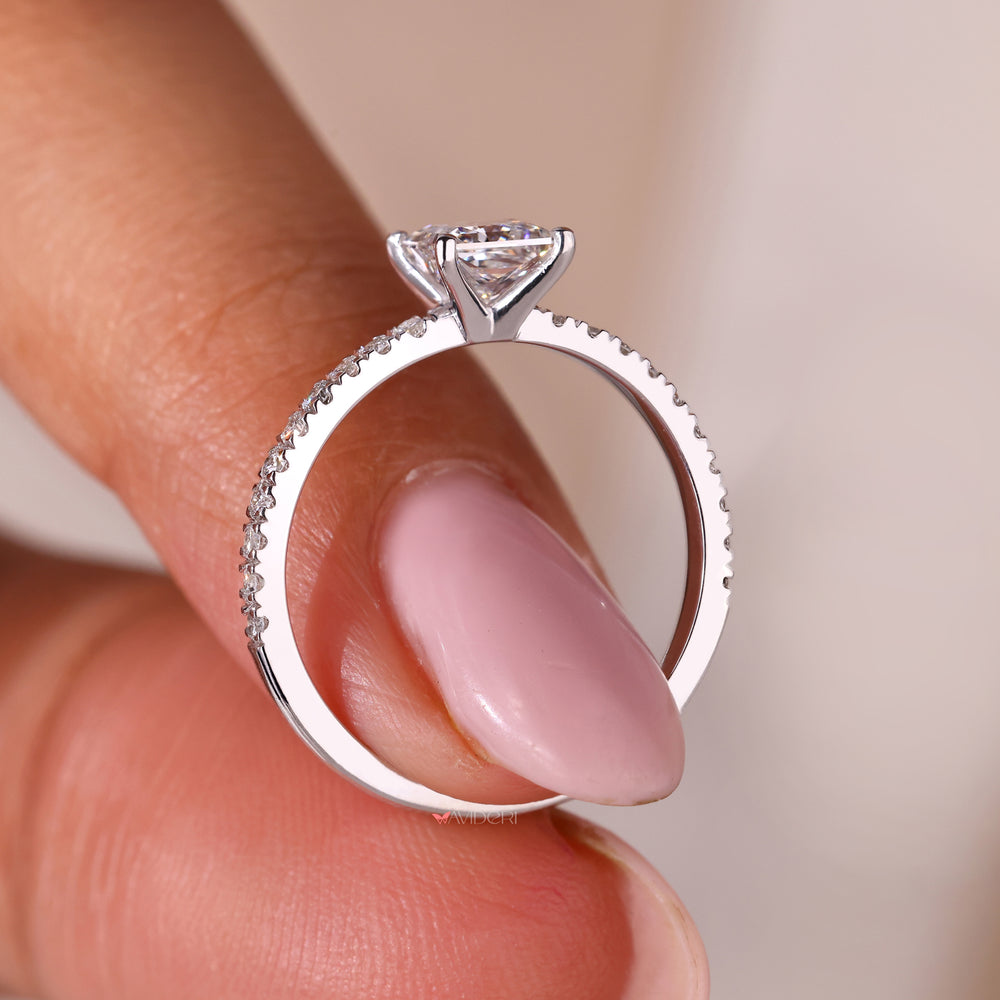 White gold princess cut diamond ring with elegant detail.

