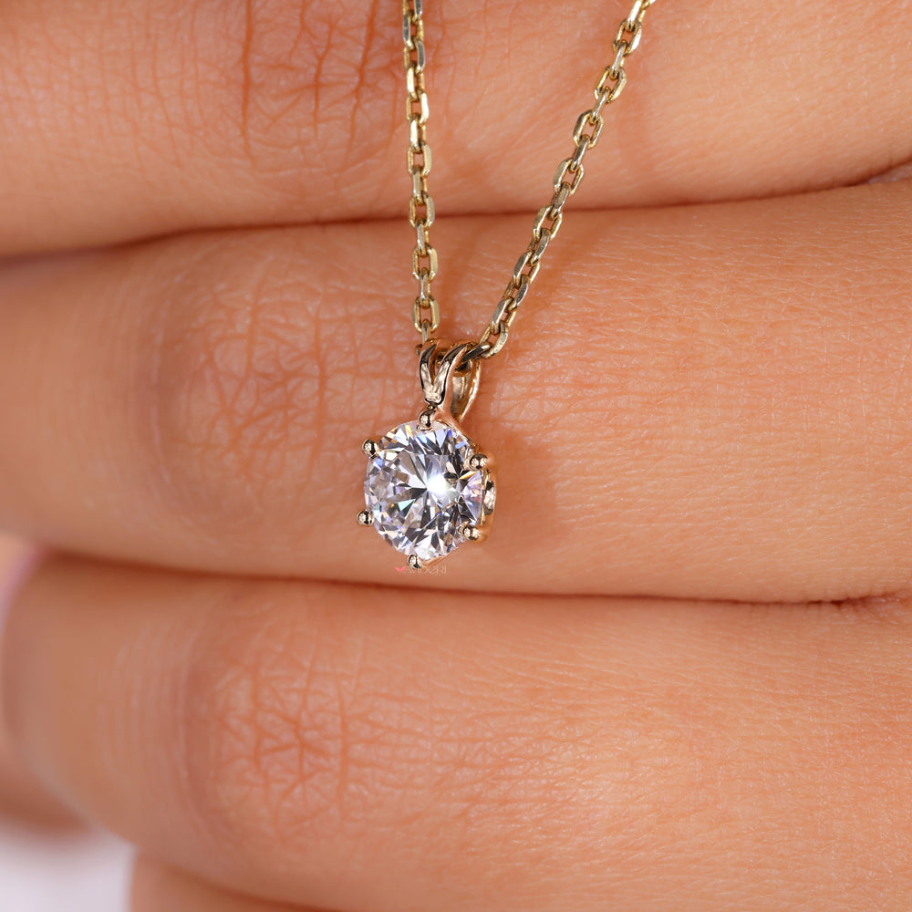 Pendant yellow gold design with a brilliant diamond.

