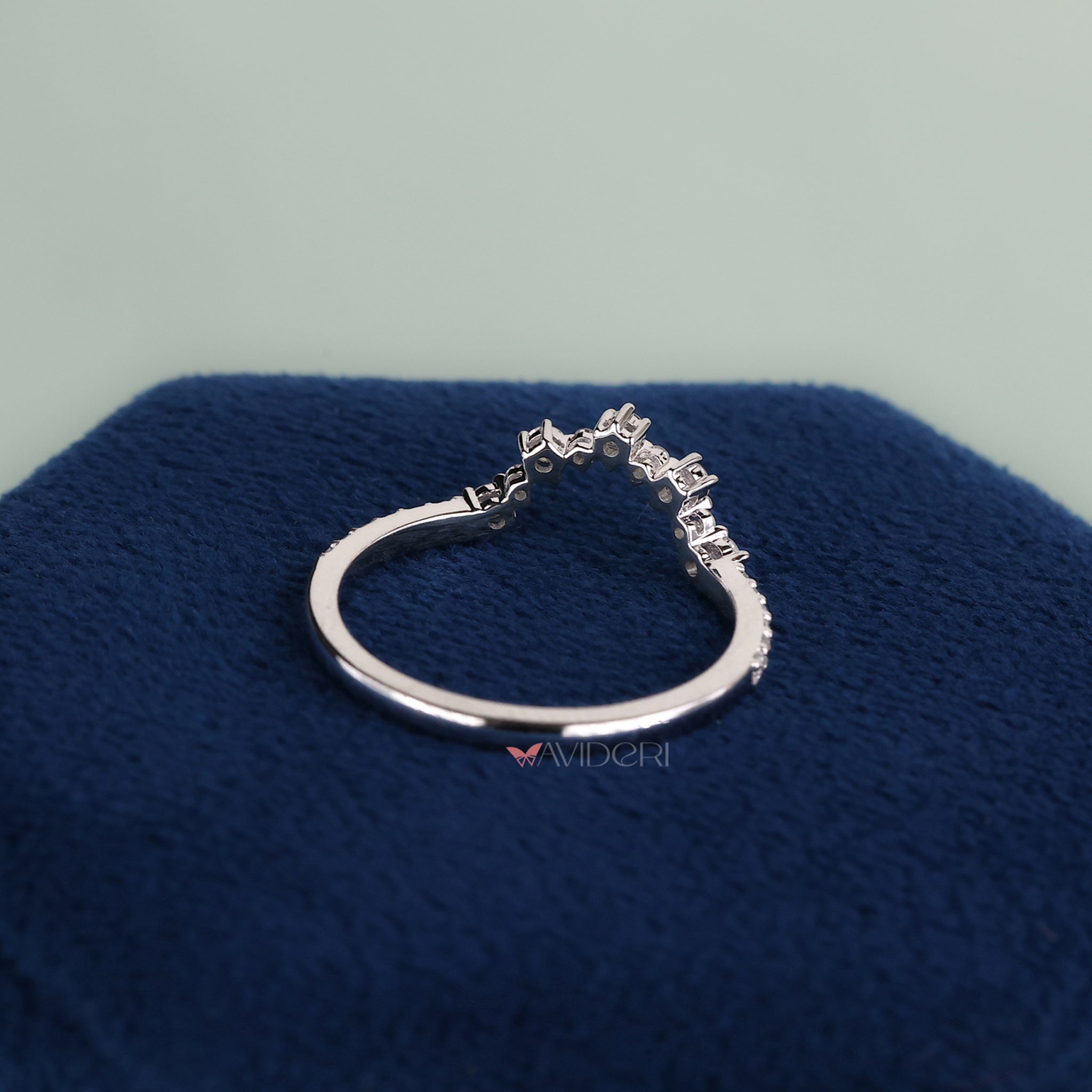 Round diamond band with brilliant sparkle.
