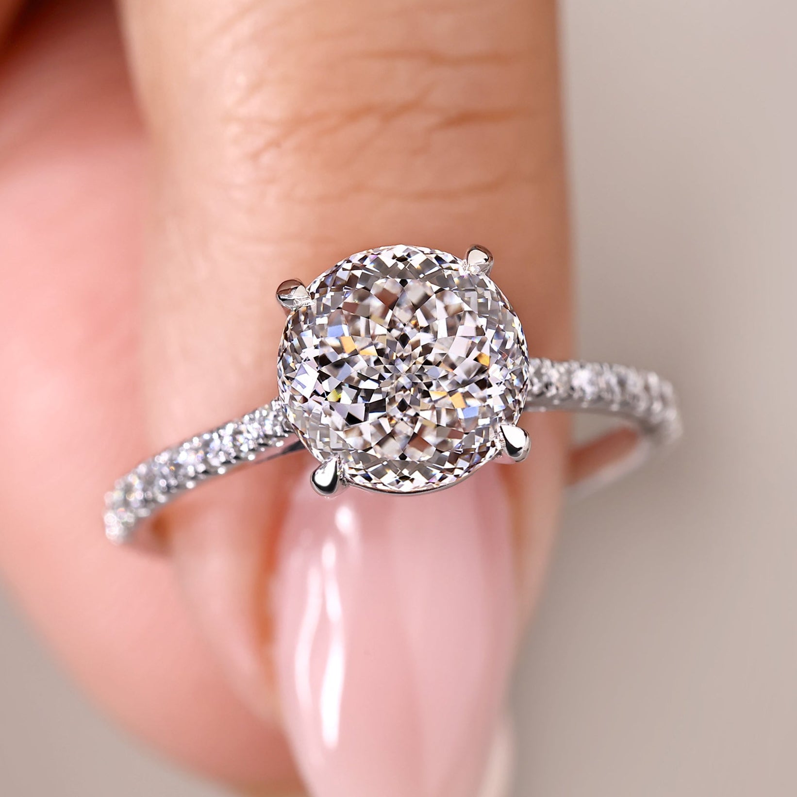 Portuguese cut diamond ring in white gold.
