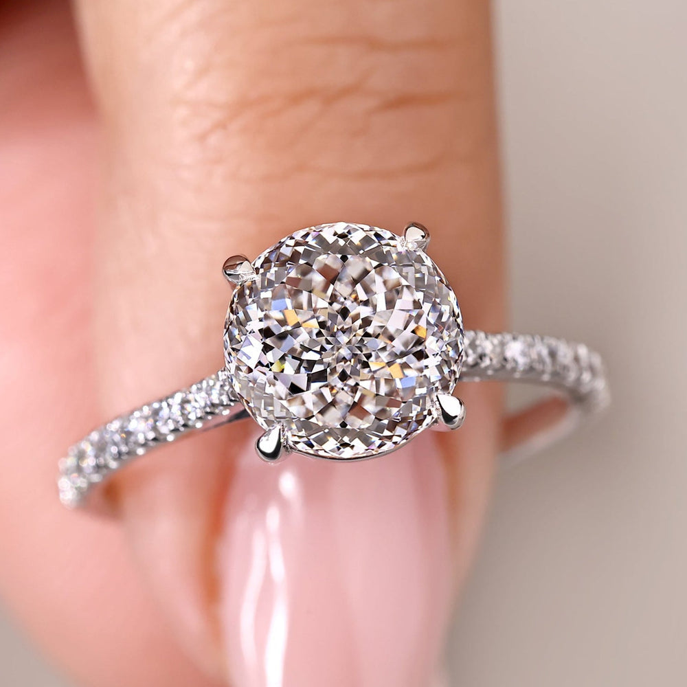 Portuguese cut diamond ring in white gold.
