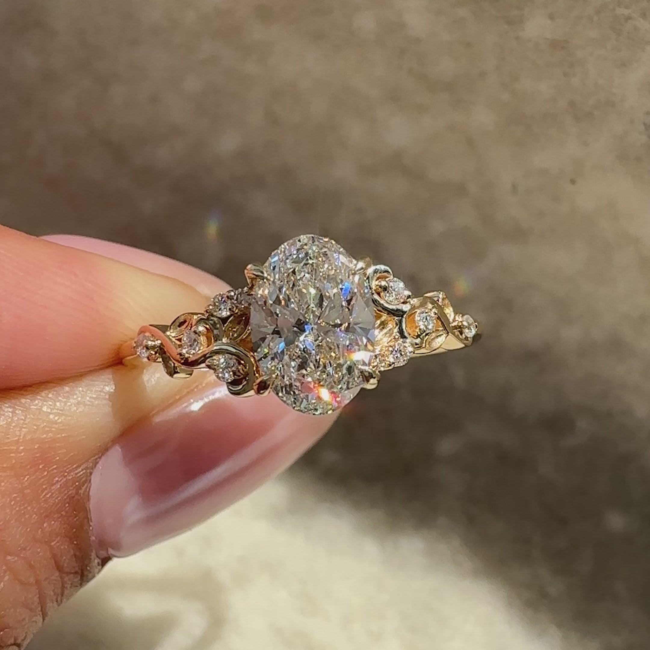 Oval ring with round side stones natural style.