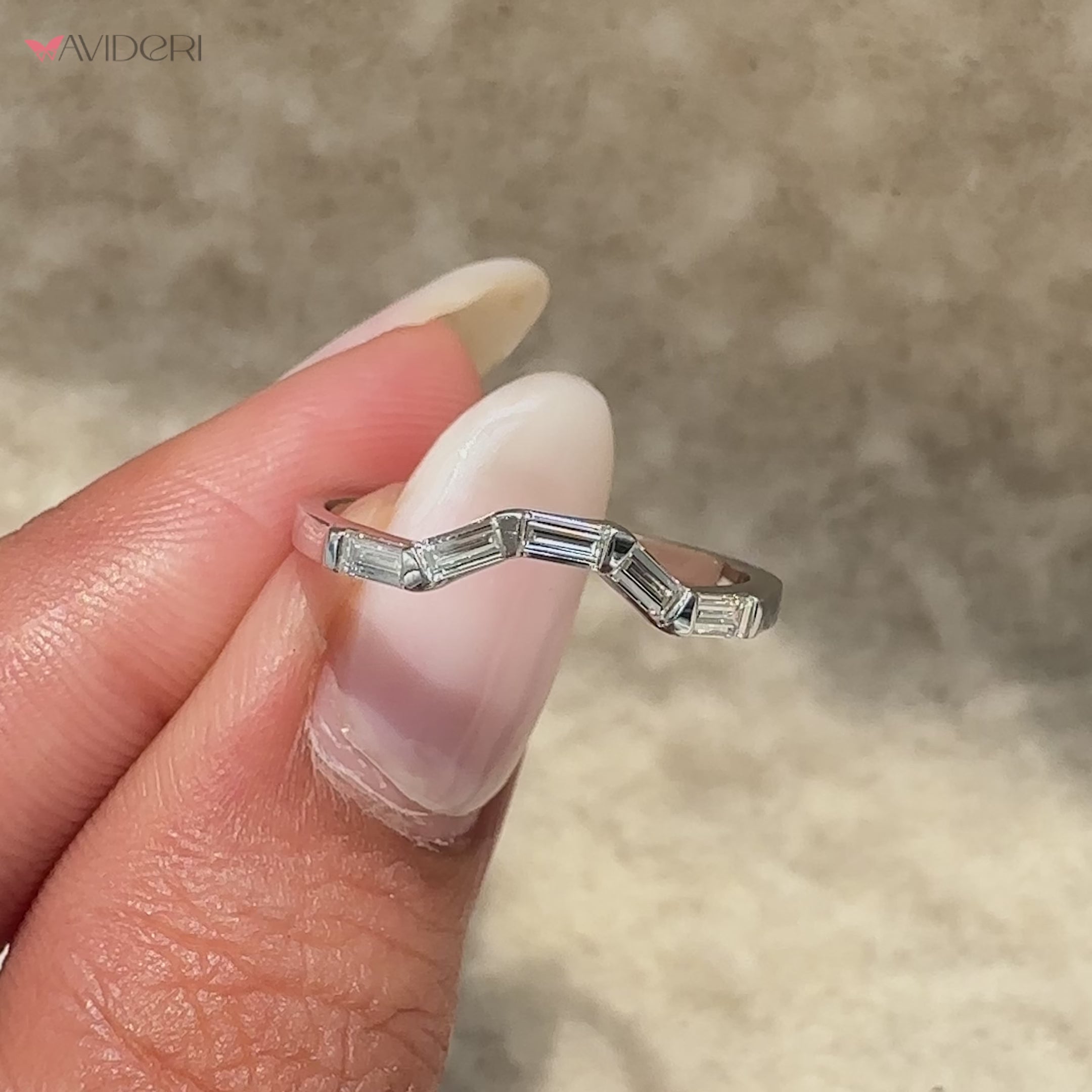 Refined baguette diamond band with clean lines.
