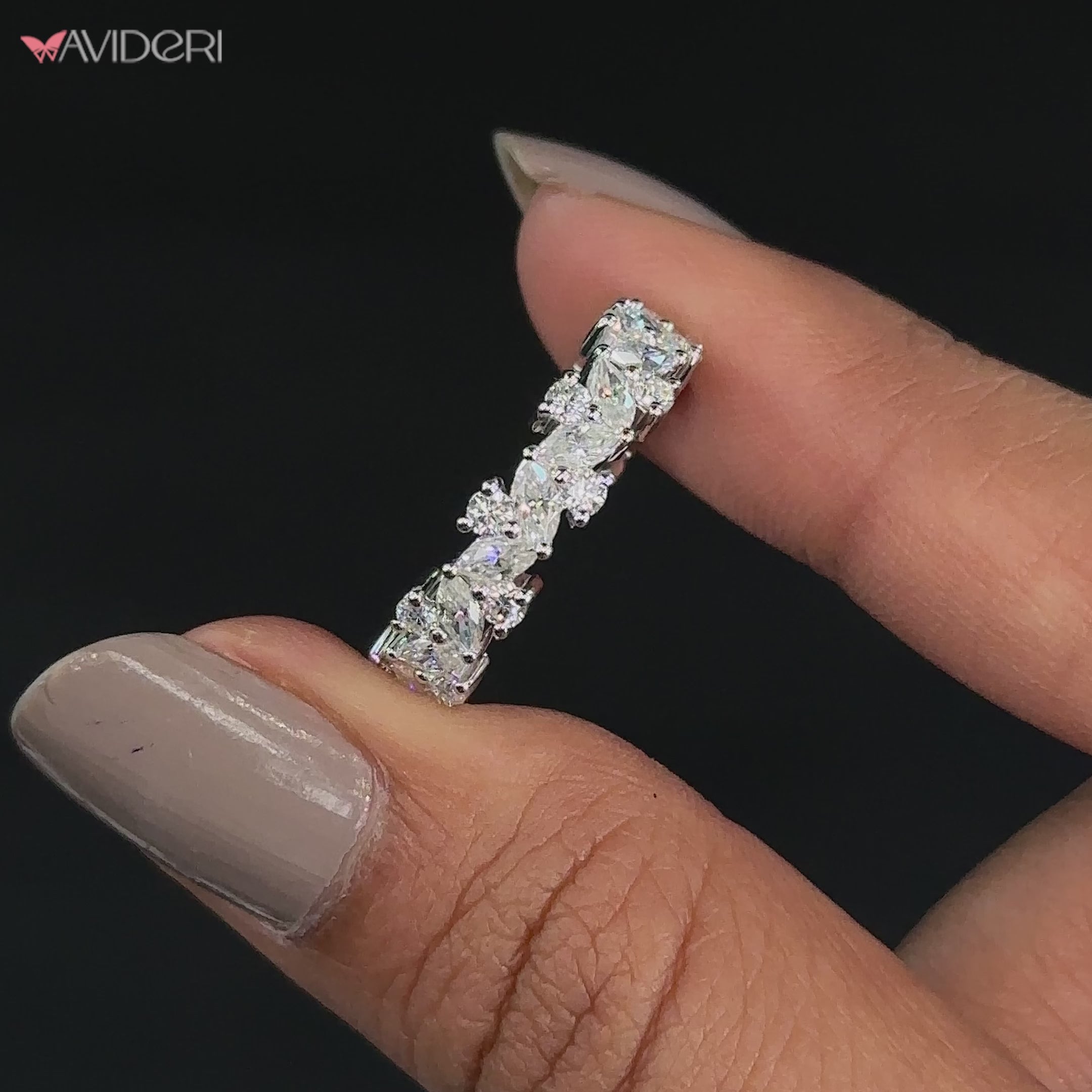 Zig zag band featuring alternating diamond shapes.
