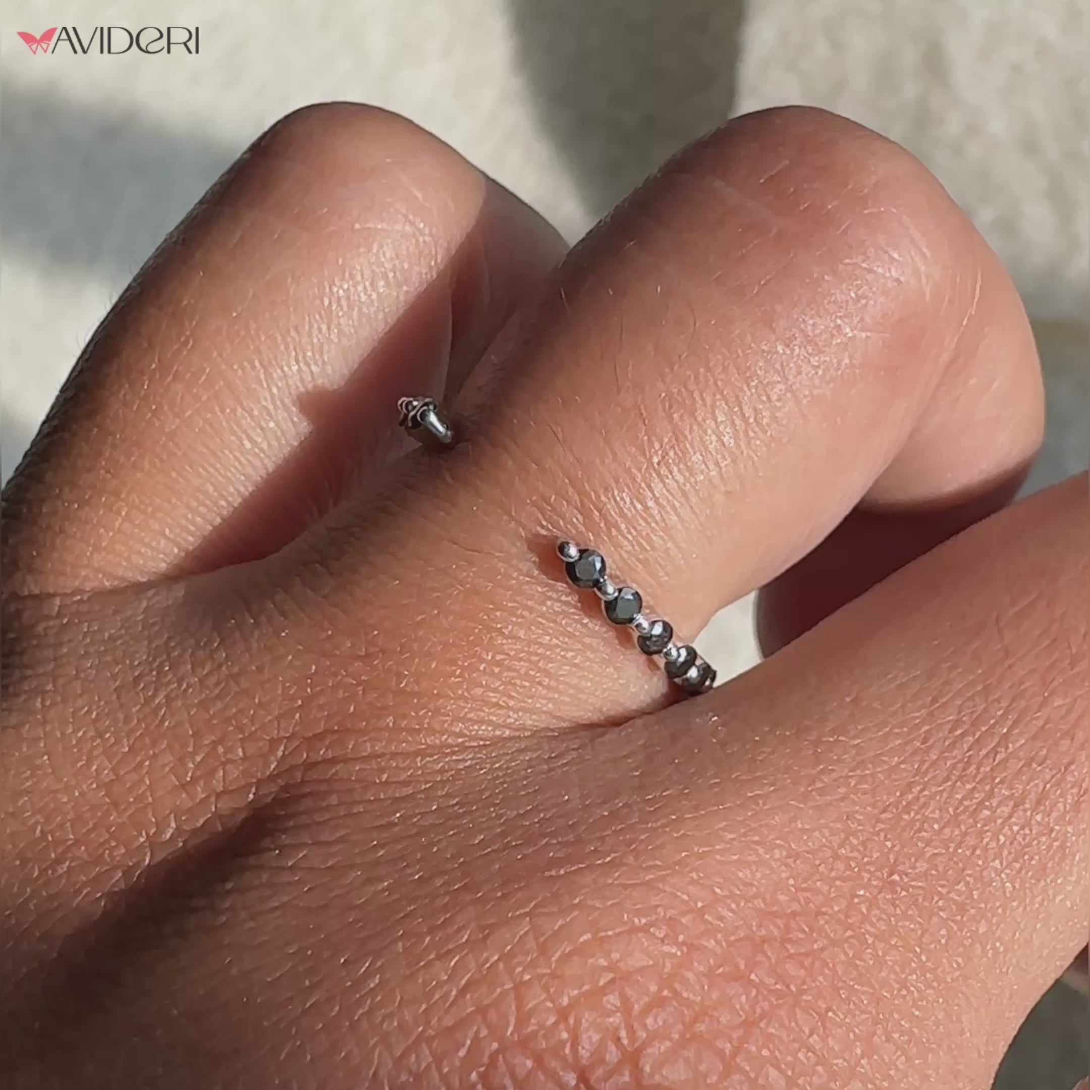 The Avideri wedding band reflects modern elegance with style.