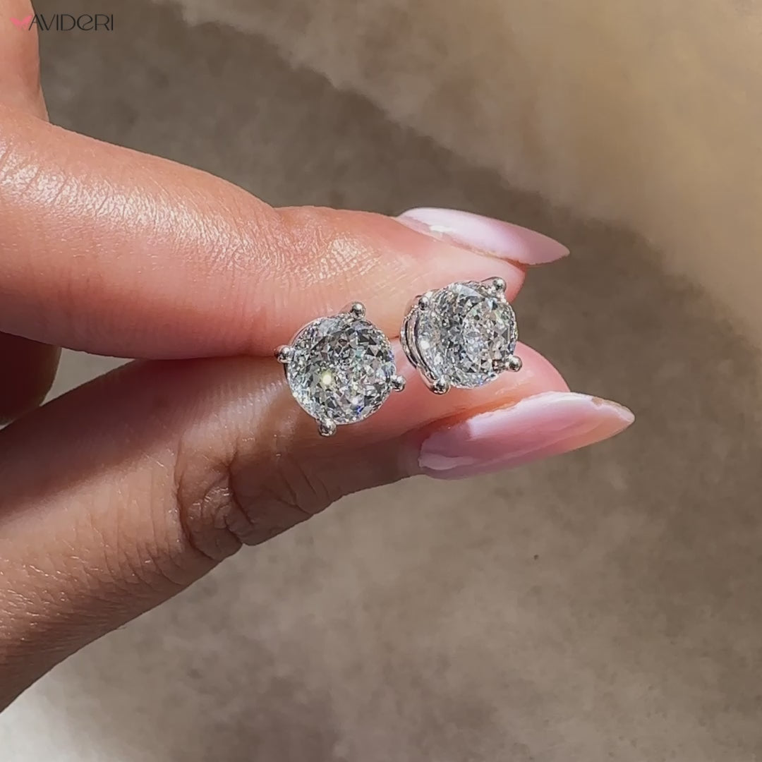 Diamond stud earrings in white gold earrings style.

