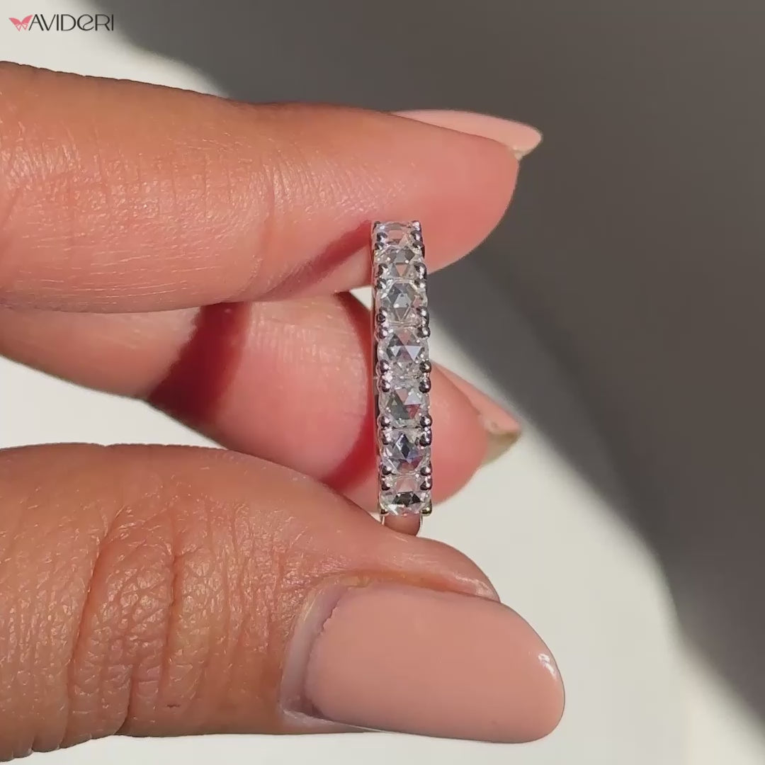 Elegant Round Cut Diamond set in a sophisticated wedding band.
