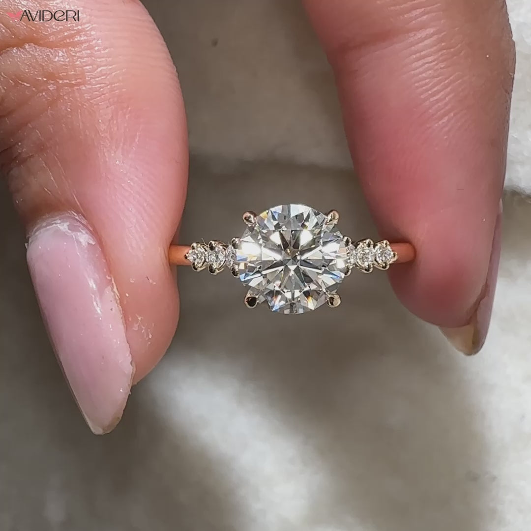 Avidéri engagement ring with seven sparkling stones.