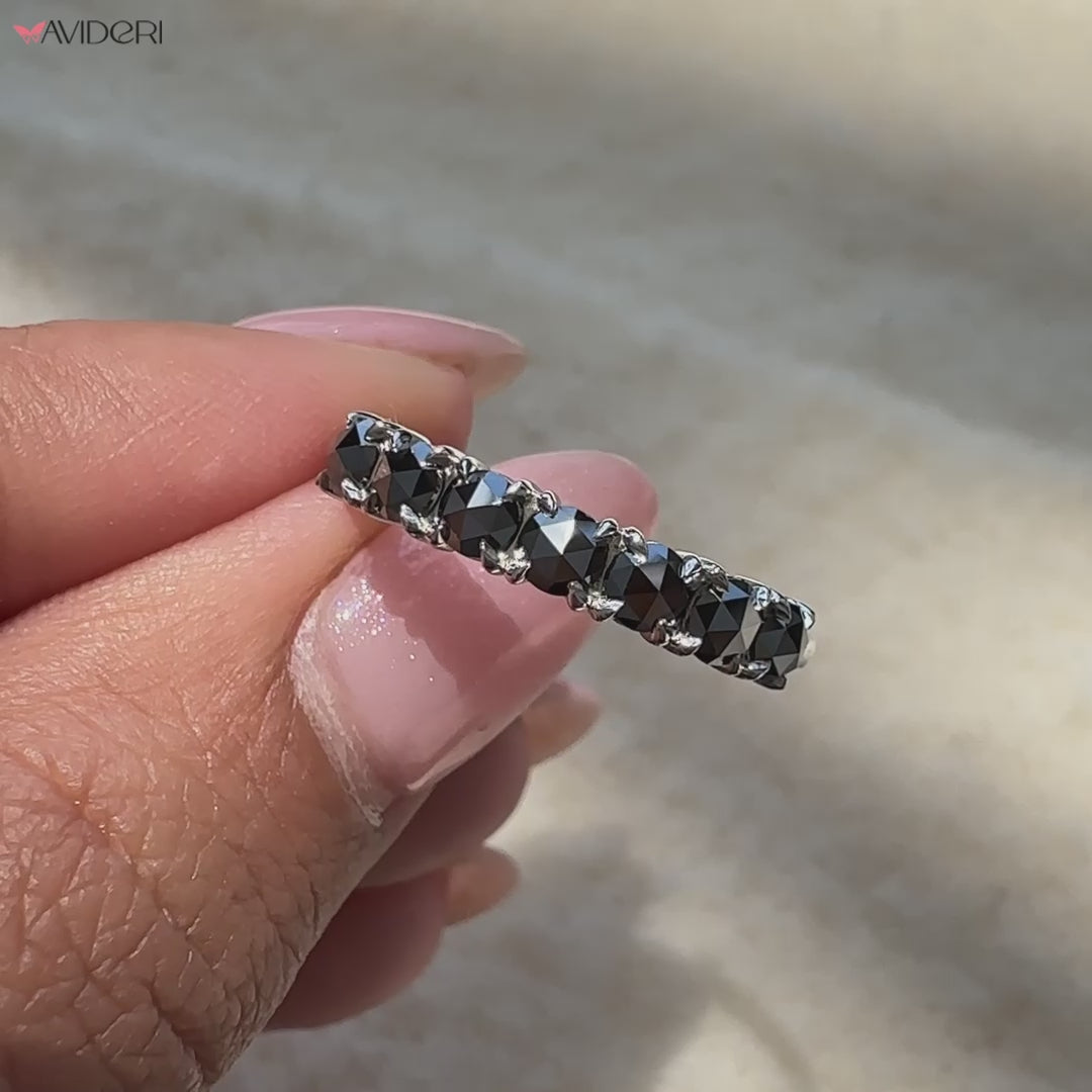 This Avideri wedding band brings modern elegance to your finger.