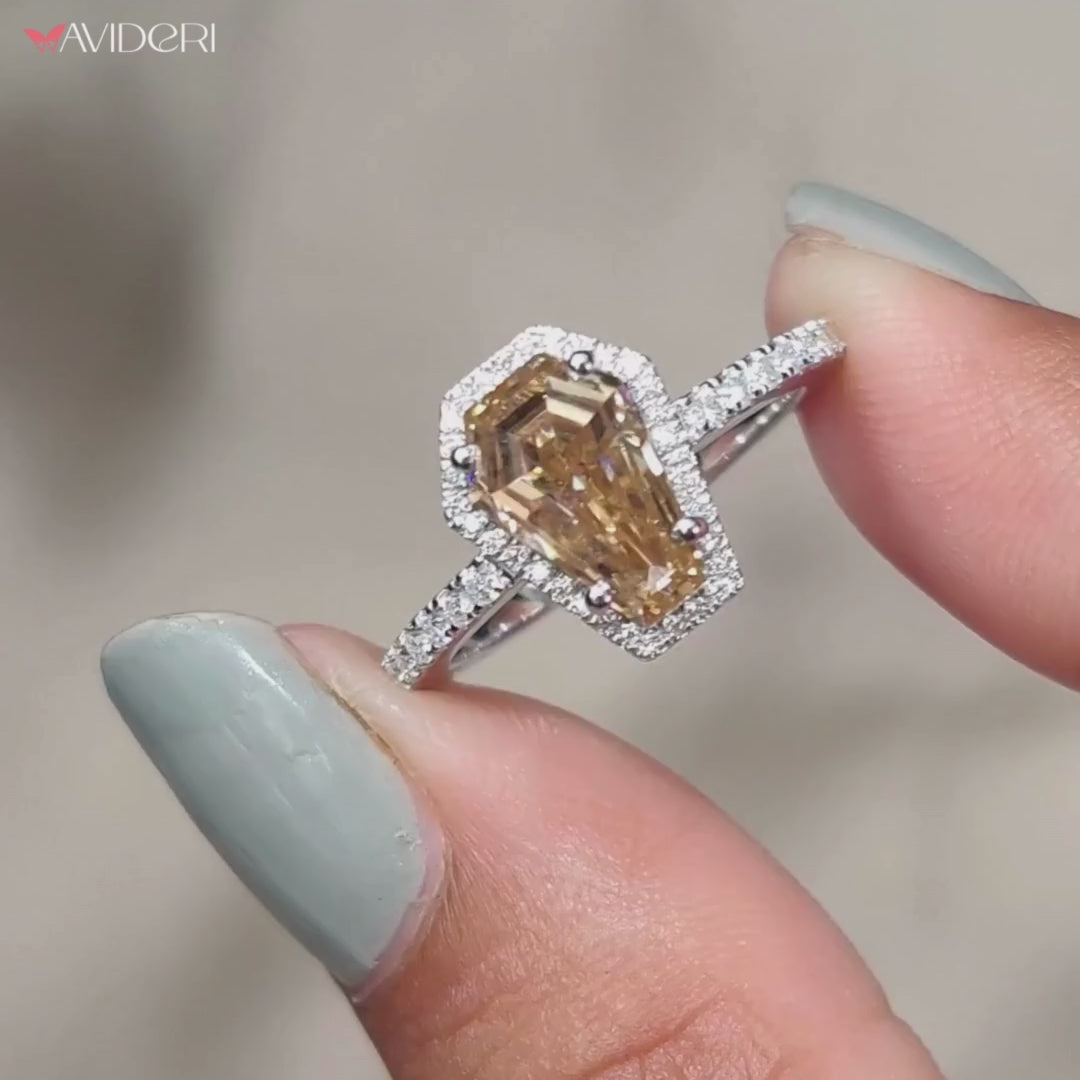 Coffin cut engagement ring with an exquisite shape.
