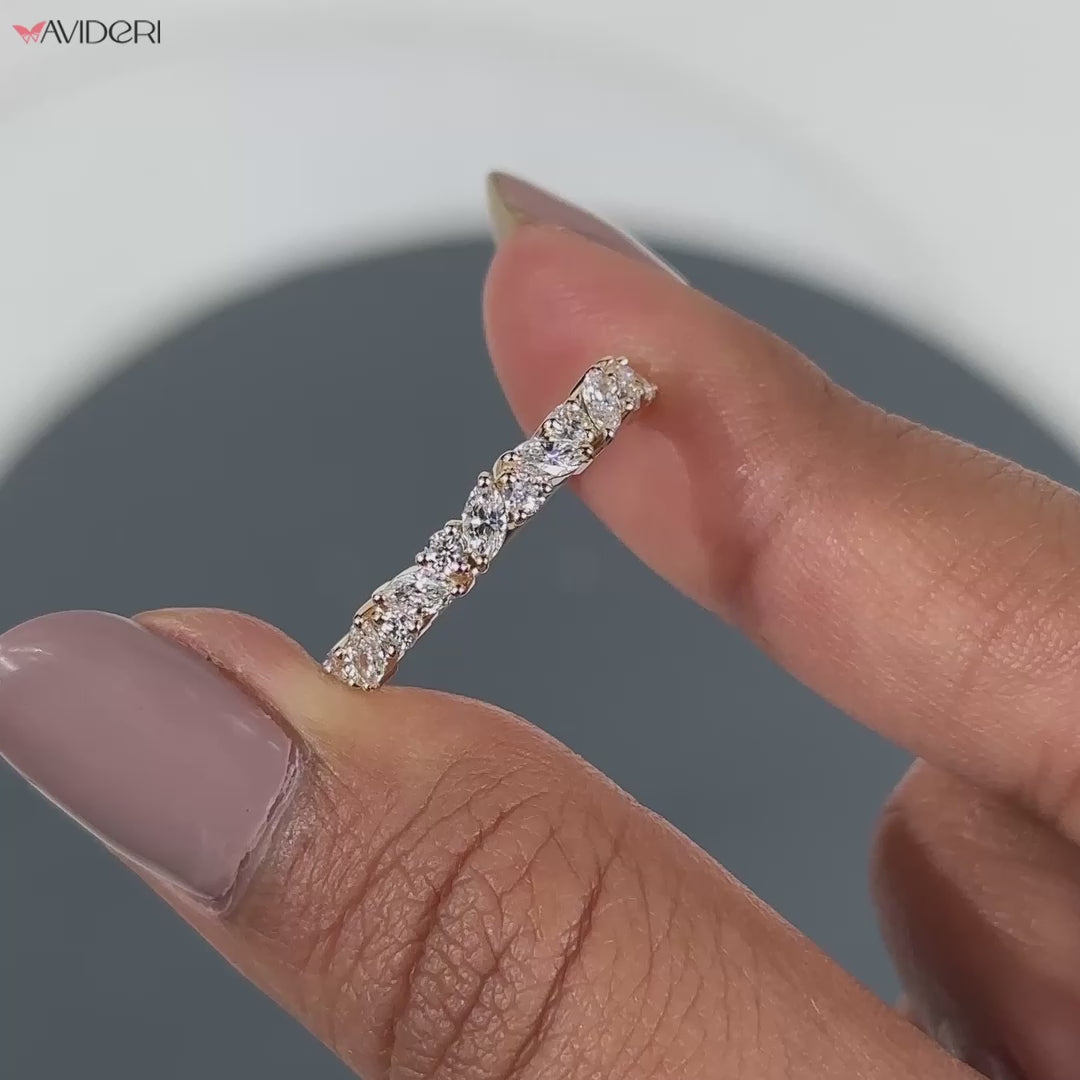 Marquise wedding band set with a beautiful round diamond band for added elegance.
