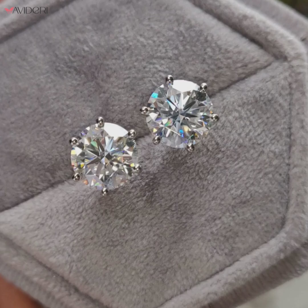 These round stud earrings add a simple yet elegant look.