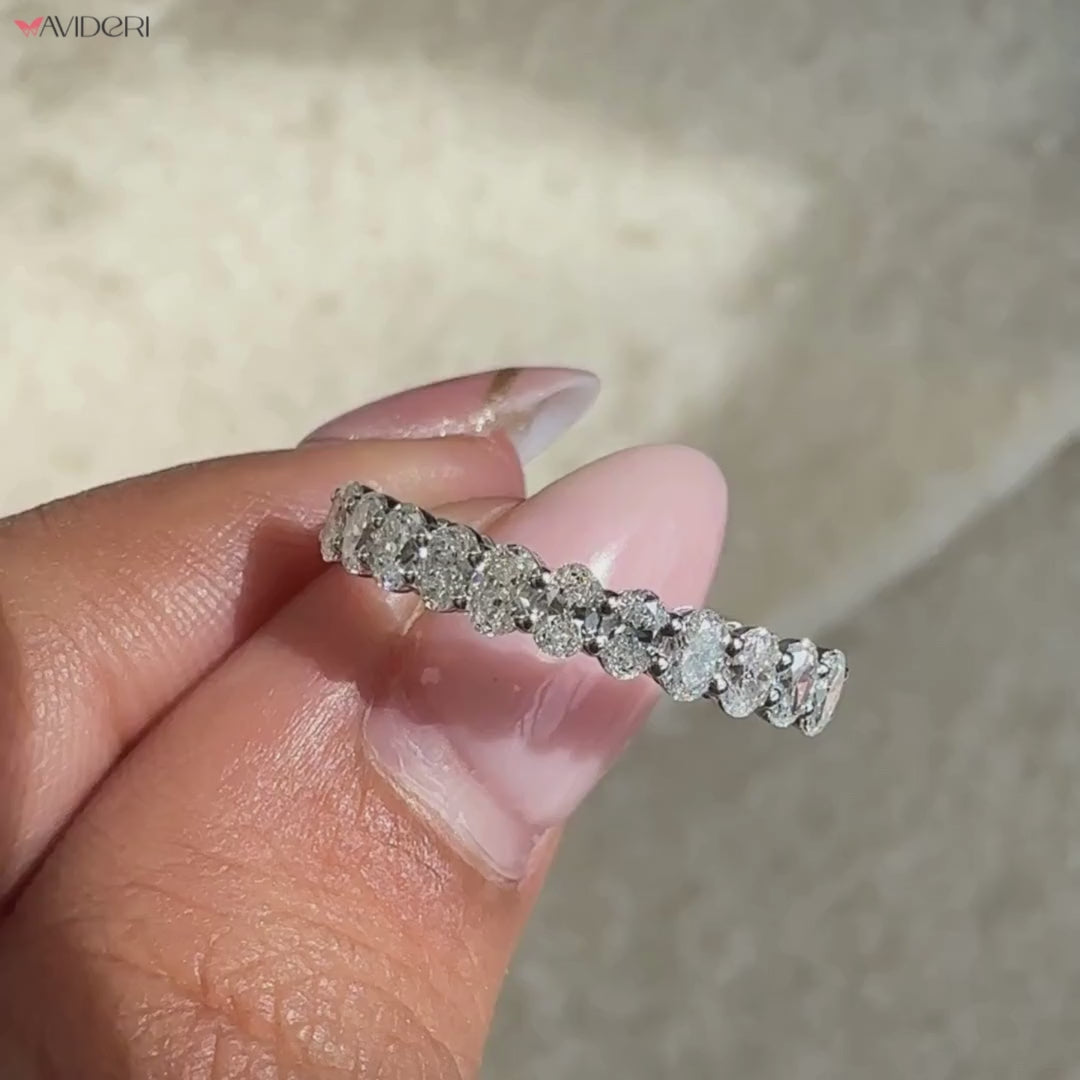 Avideri band designed in elegant white gold.