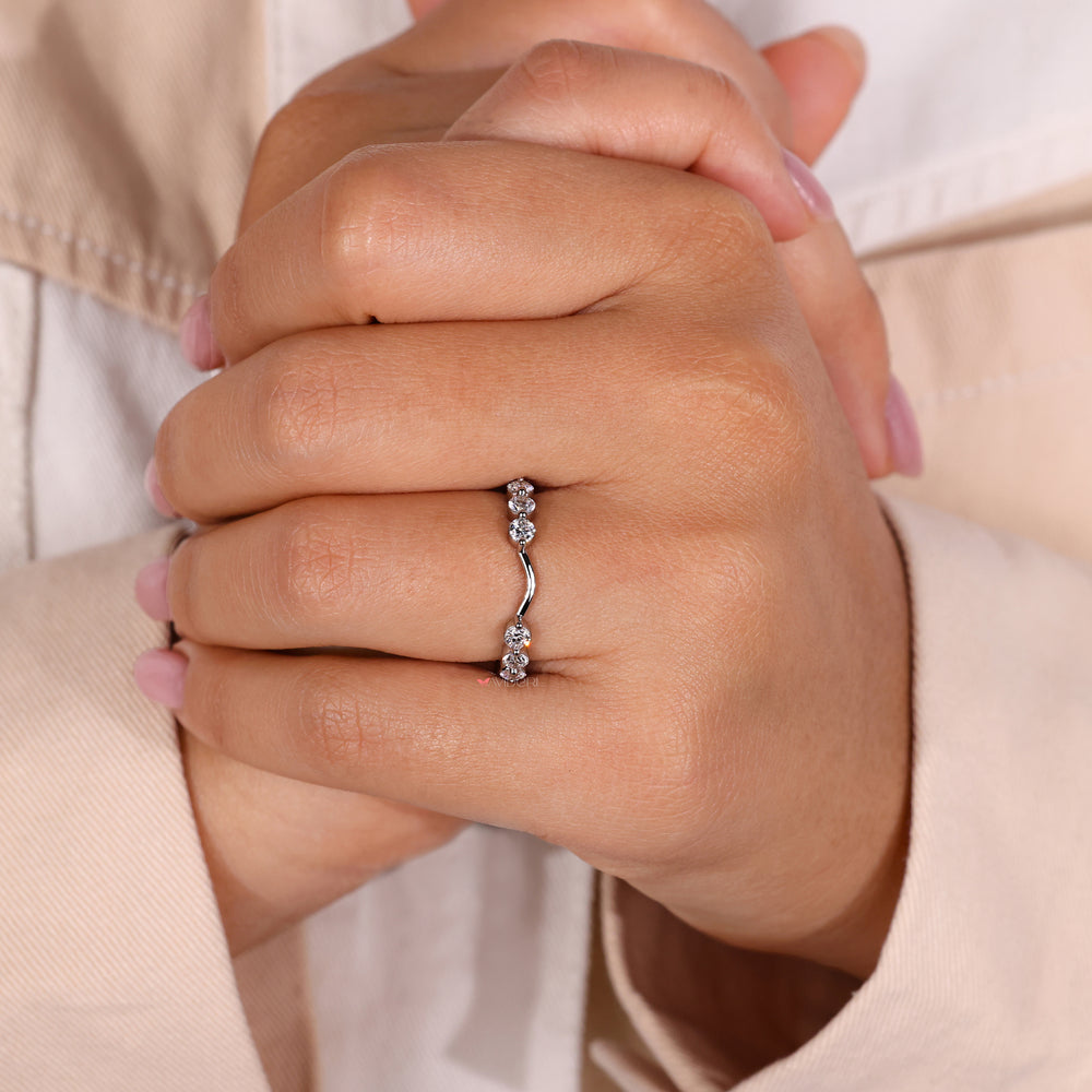 Avideri band with round diamonds in a stunning design.

