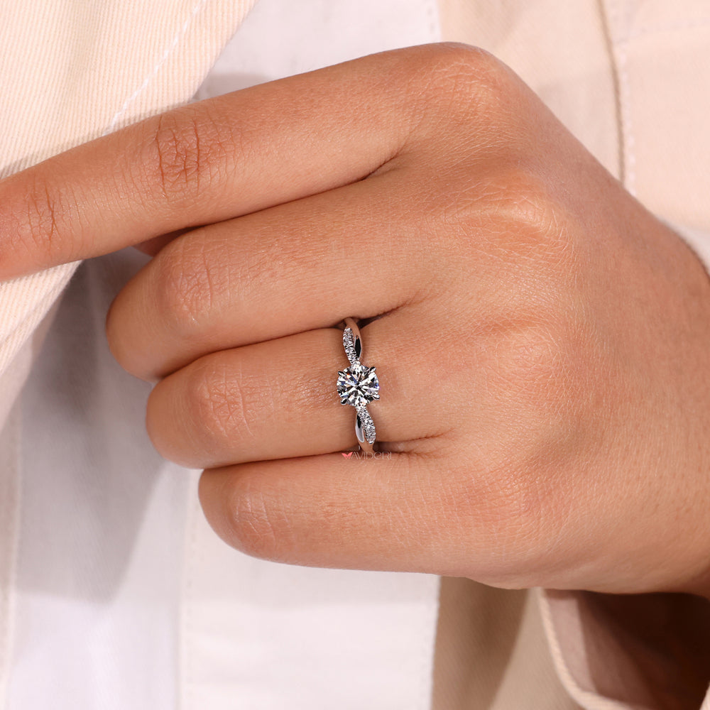 Prong setting ring featuring a classic round diamond for timeless beauty.
