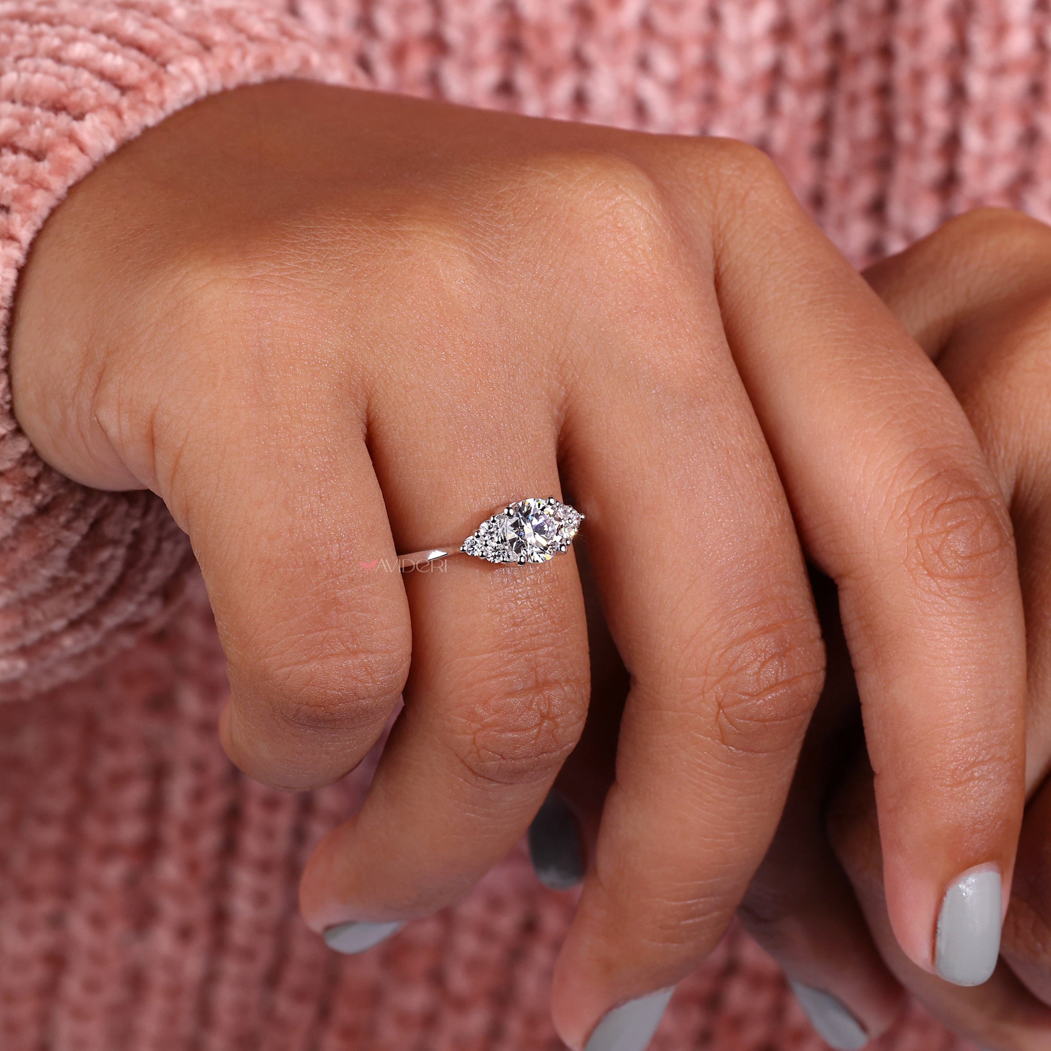 Elegant Round Engagement Ring with a sparkling center diamond.
